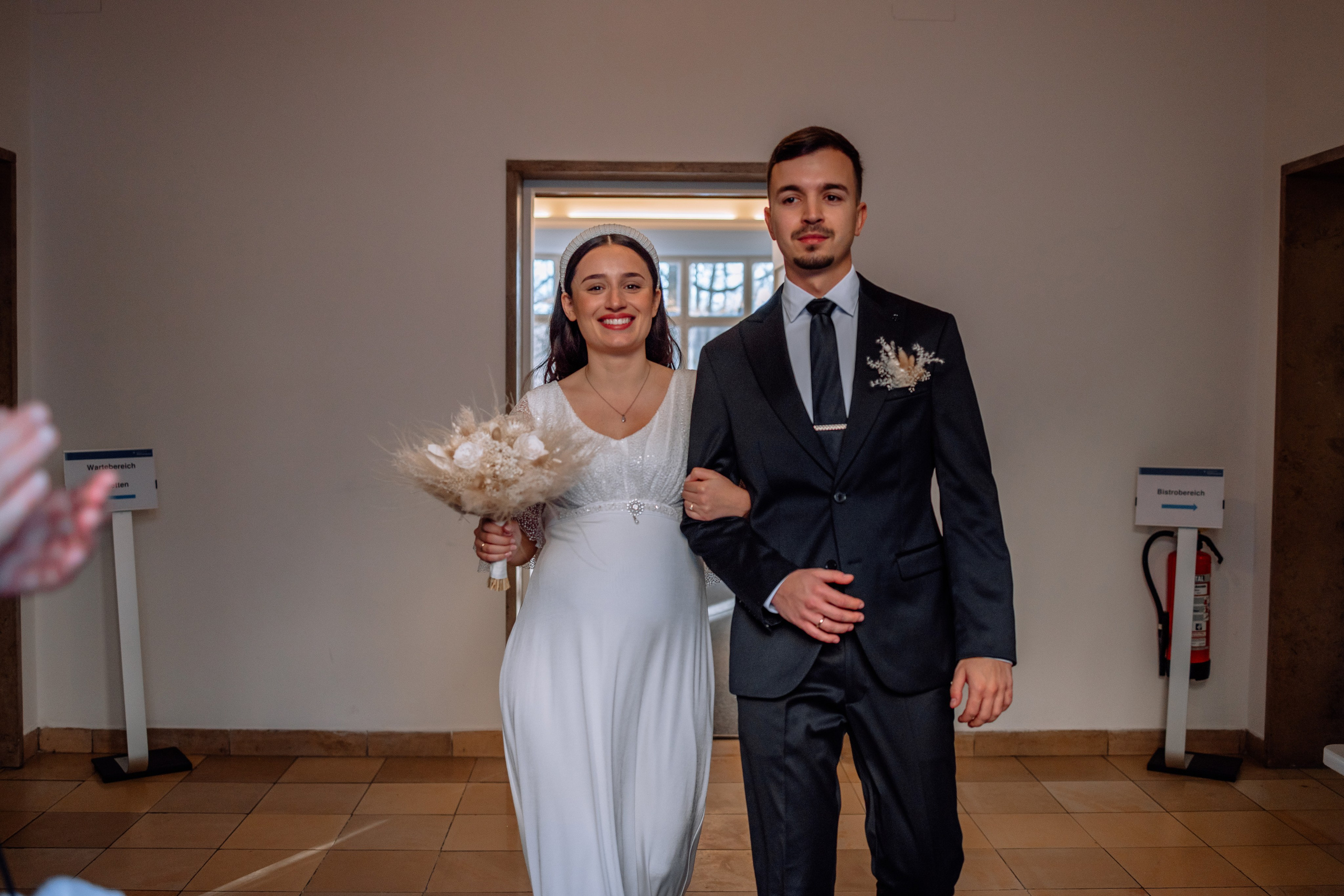 Braut und Bräutigam verlassen Standesamt Schwabing – alle Gäste applaudieren