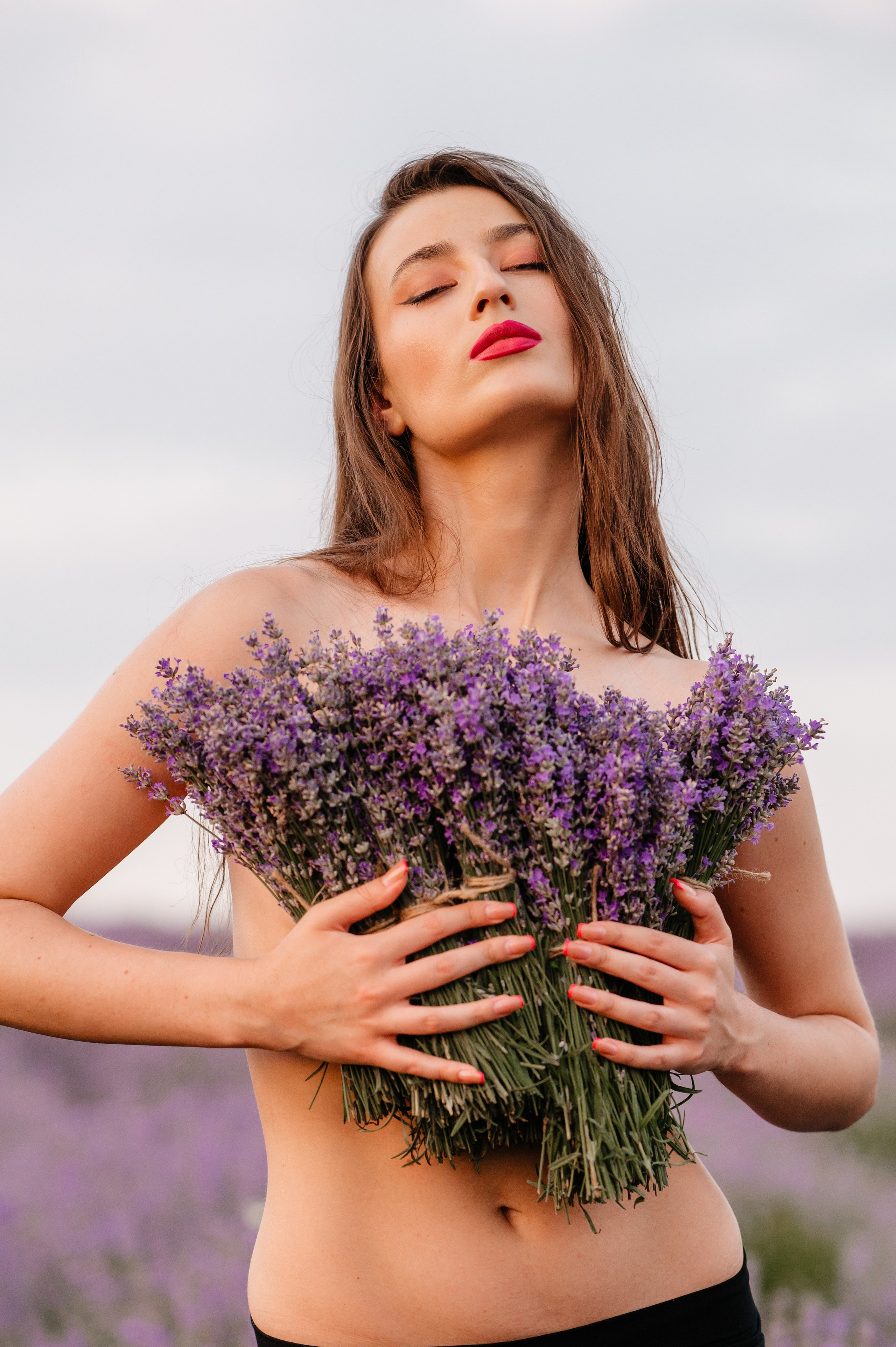 Sedinta foto in lanul de lavanda. Proud Vision Weddings | Wedding Photography & Film — Servicii profesionale Foto Video Nunta Iasi