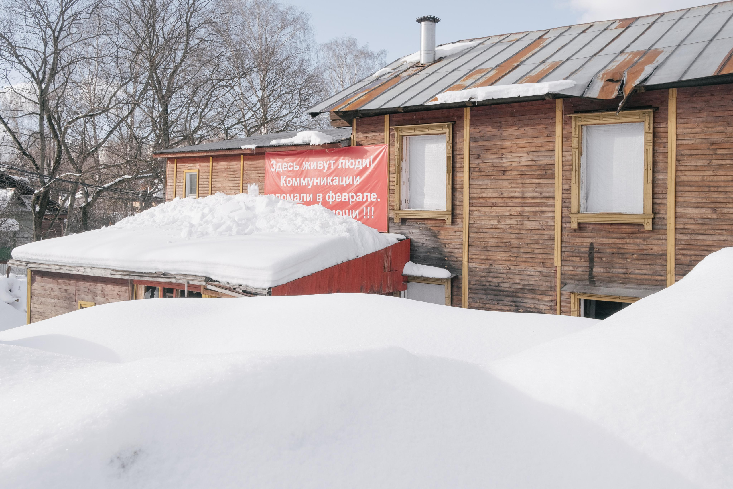 House on the road — for The Village. Photographer Anastasiya Dubrovina