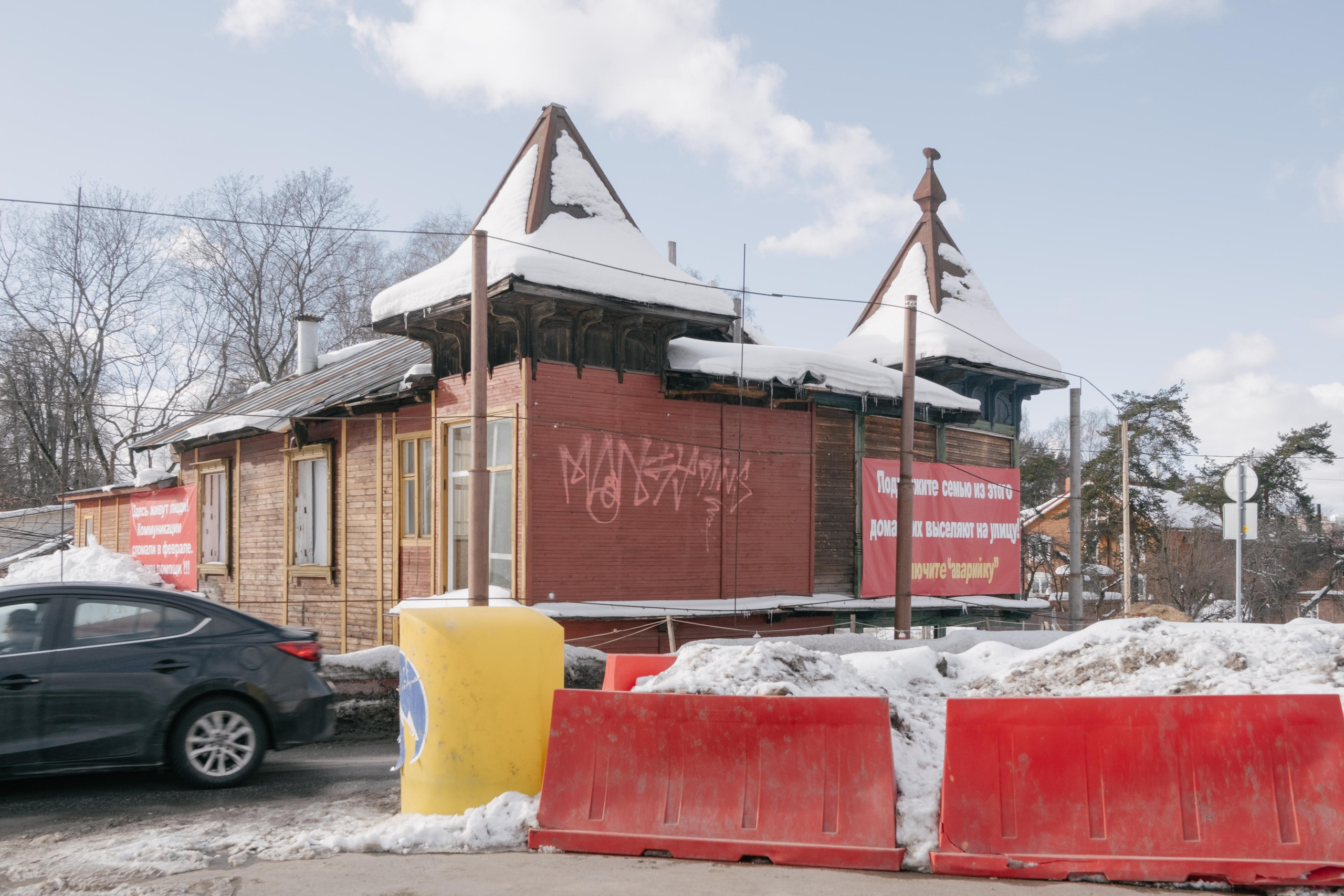 House on the road — for The Village. Photographer Anastasiya Dubrovina