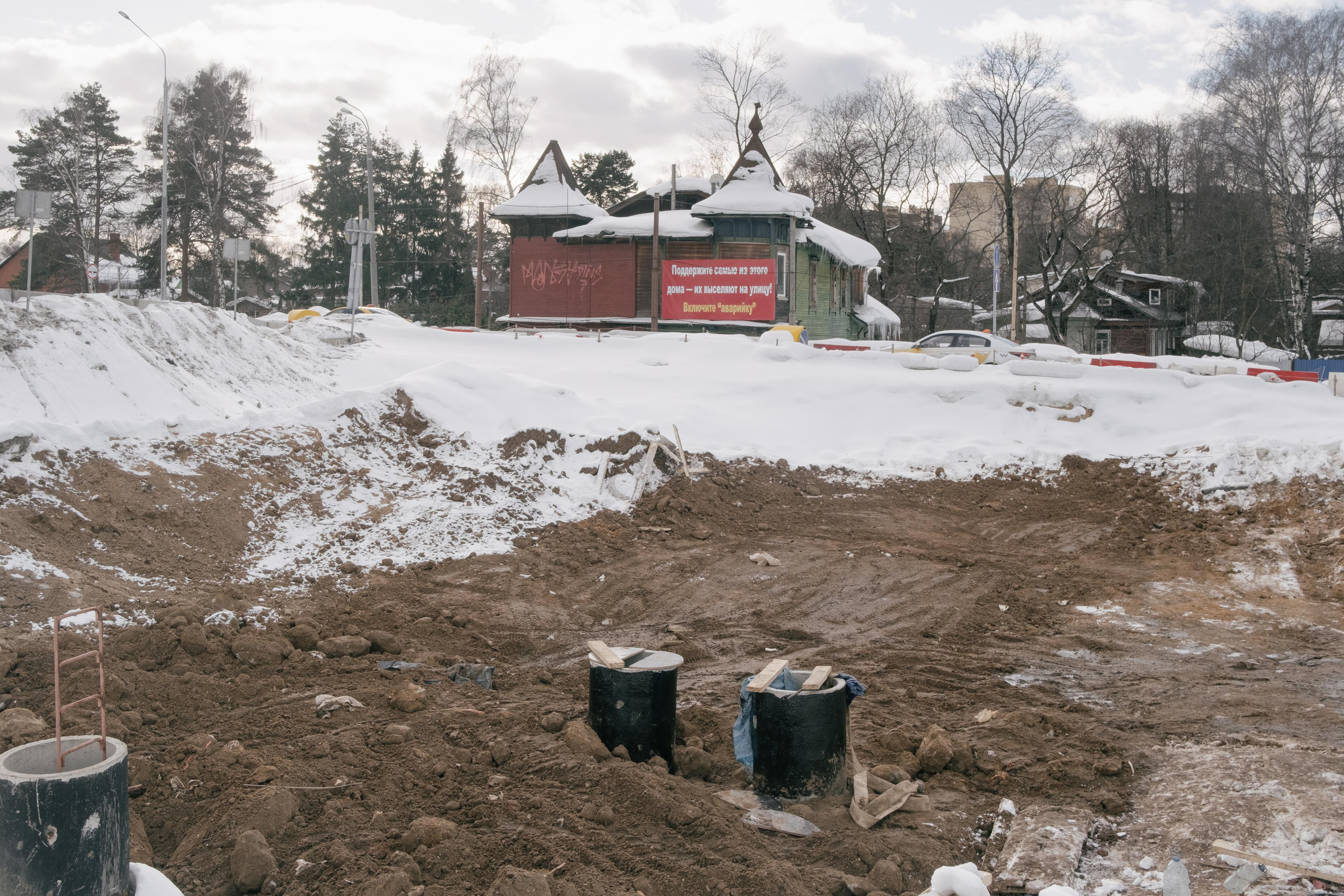 House on the road — for The Village. Photographer Anastasiya Dubrovina
