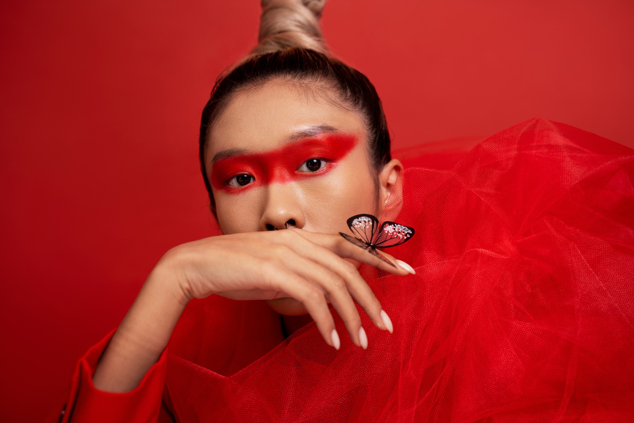 Artistic portrait session “Red Mood”. Alice Bell — Wedding photographer in New York