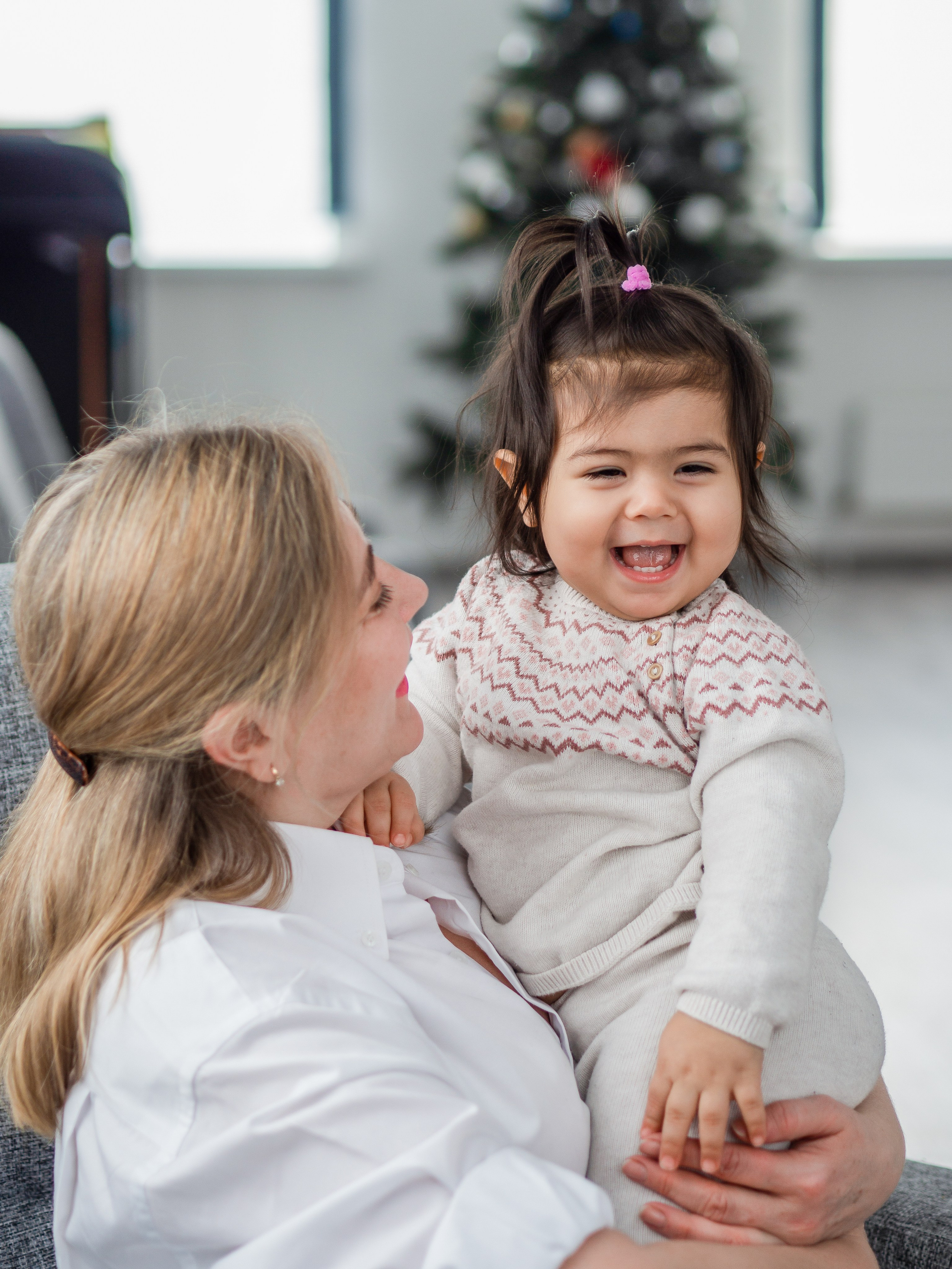 Lida & her family. Photographer in Los Angeles. Julia Ishmuratova