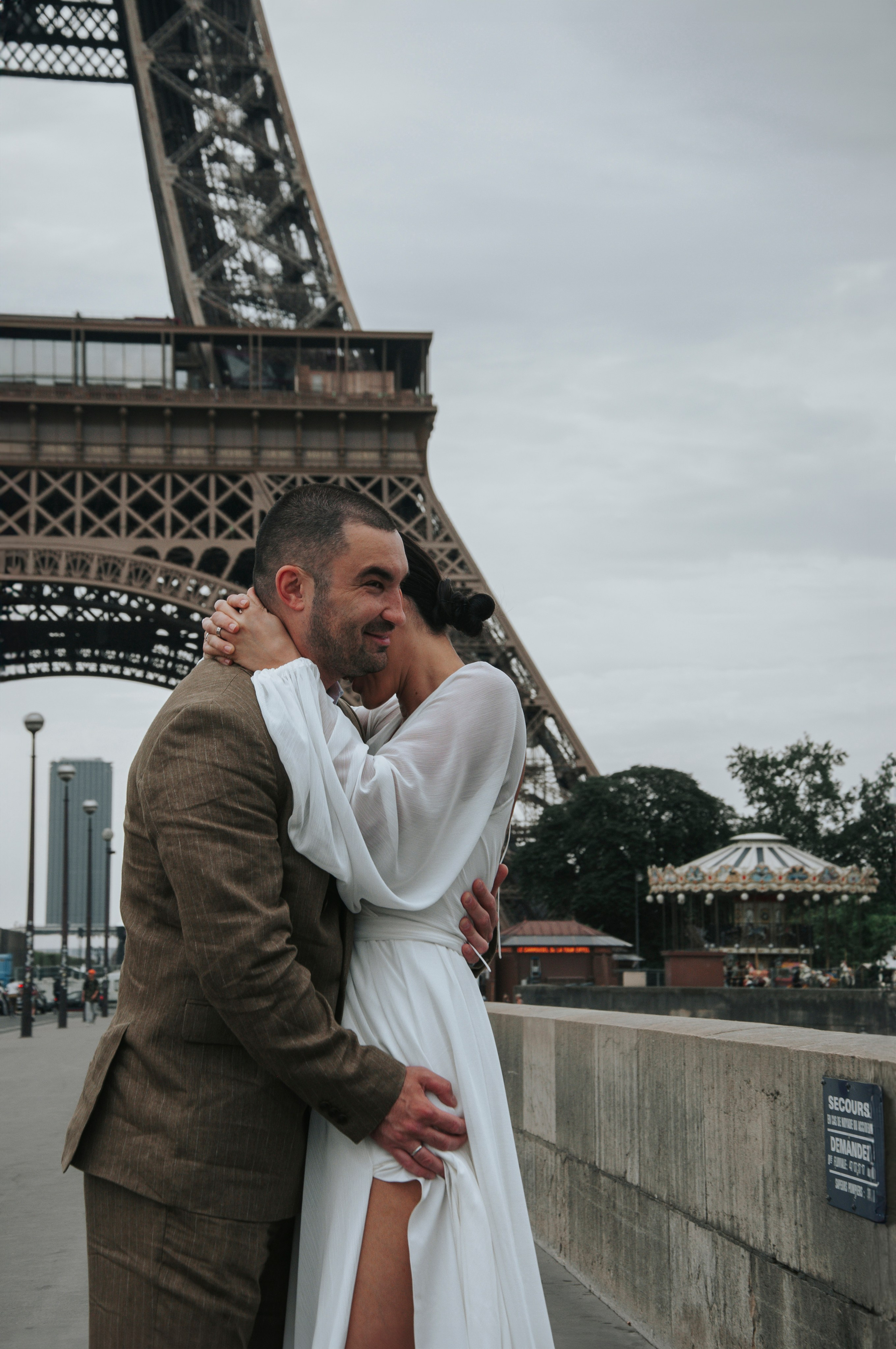 Wedding photoshoot at the Eiffel Tower. Paris photographer — Polina Osipova