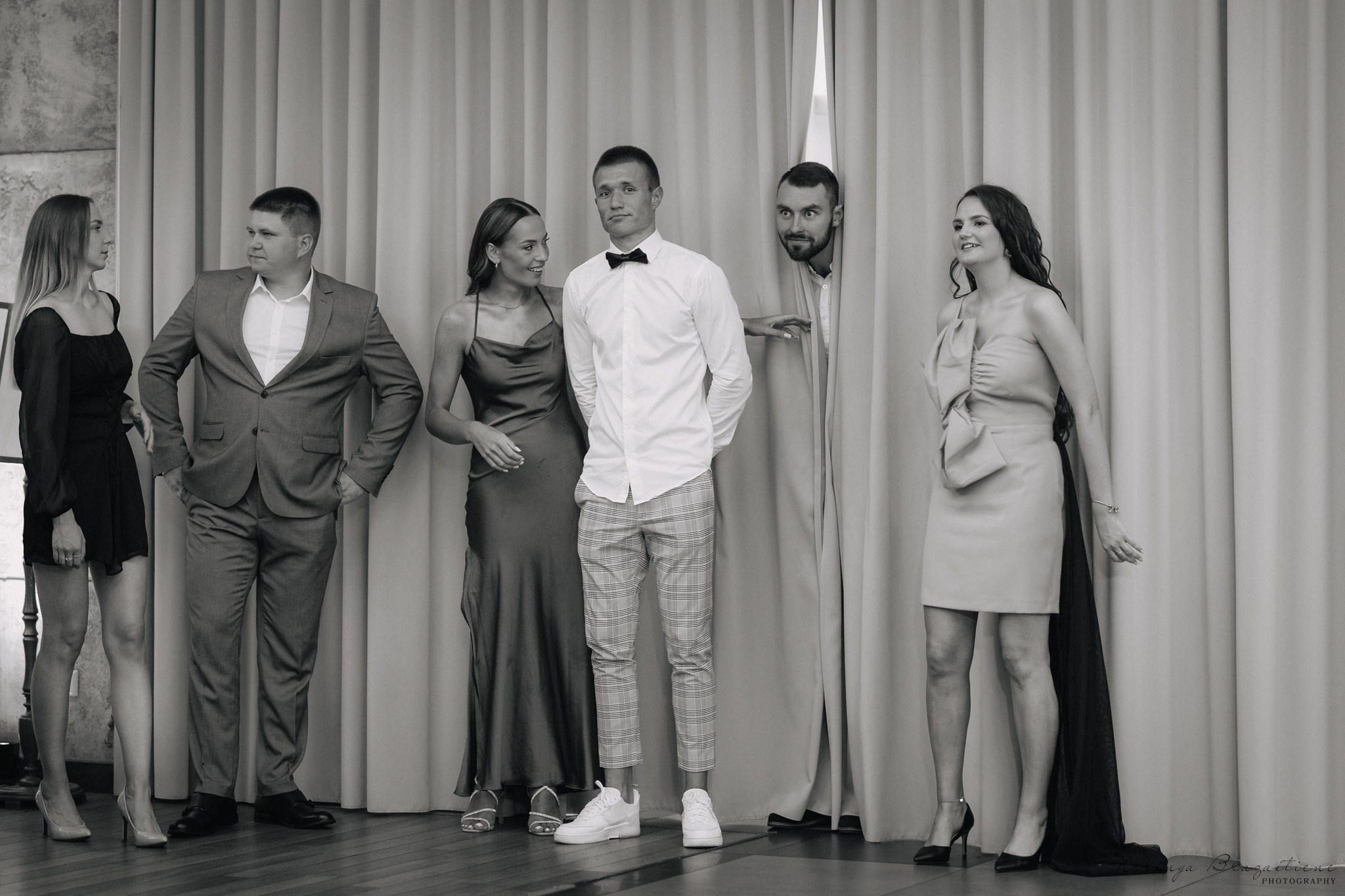 Vestuvinė fotosesija Kaune, Vienybės aikštėje, prie Lietuvos banko