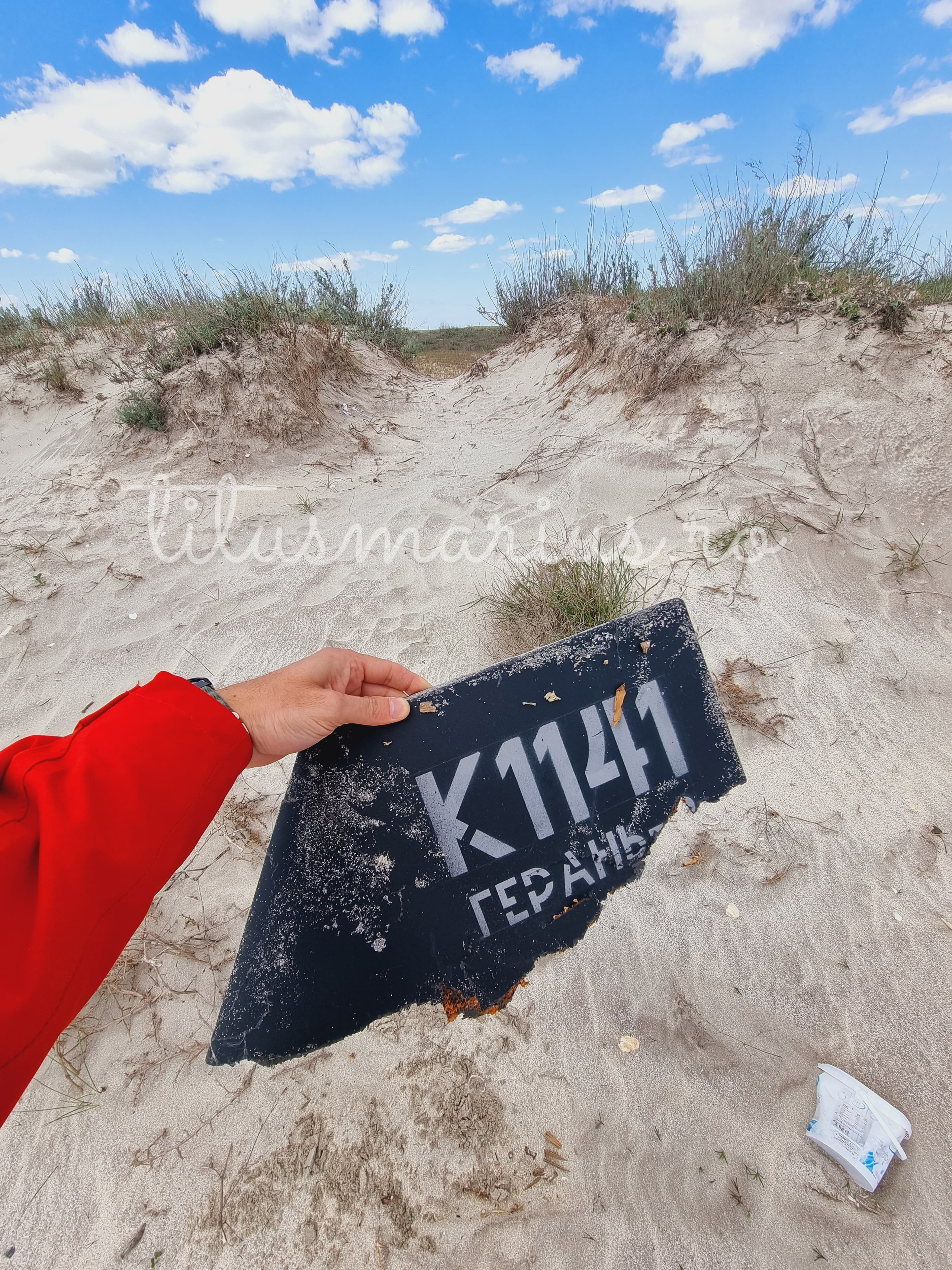 Bucati dintr-o drona Ucraineana gasite pe plaja Vadu