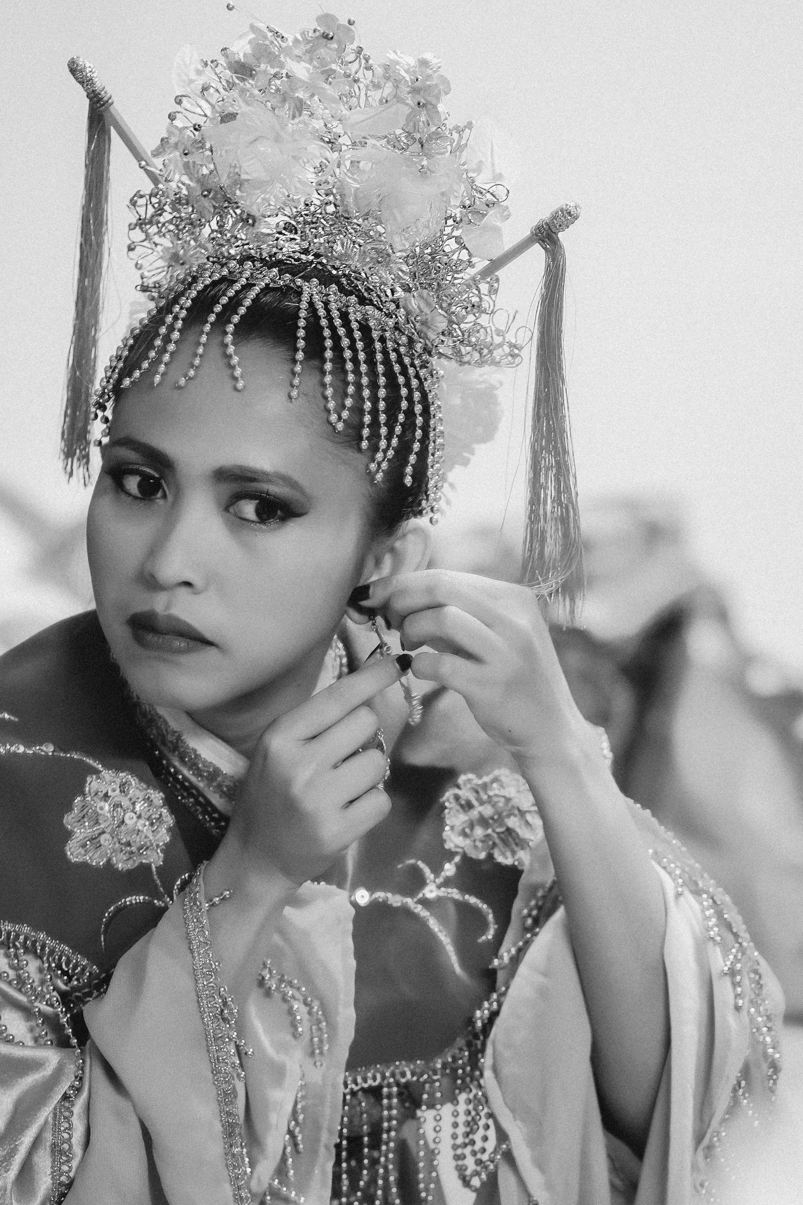 Vorbereitungen zum traditionellen indonesischen Tanz Legong. Schwarz-weiß Fotografie in Münster. Fotografin Viktoria Roschen