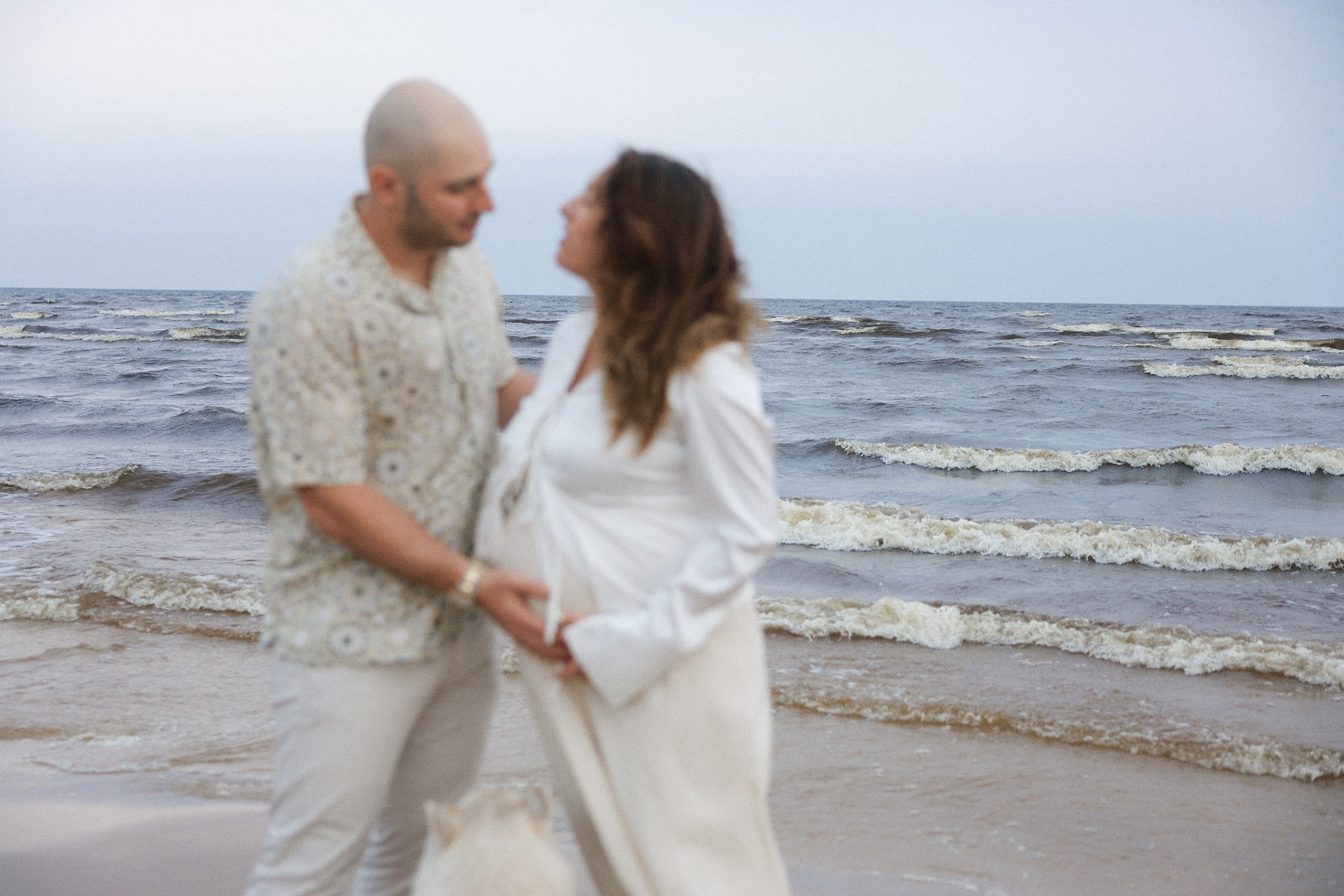 Фотосессия ожидания на пляже — счастье вдвоём (и с хвостиком) под дождём на закате. Евгений Тимофеев | Свадебный и контент-фотограф и видеограф в Риге