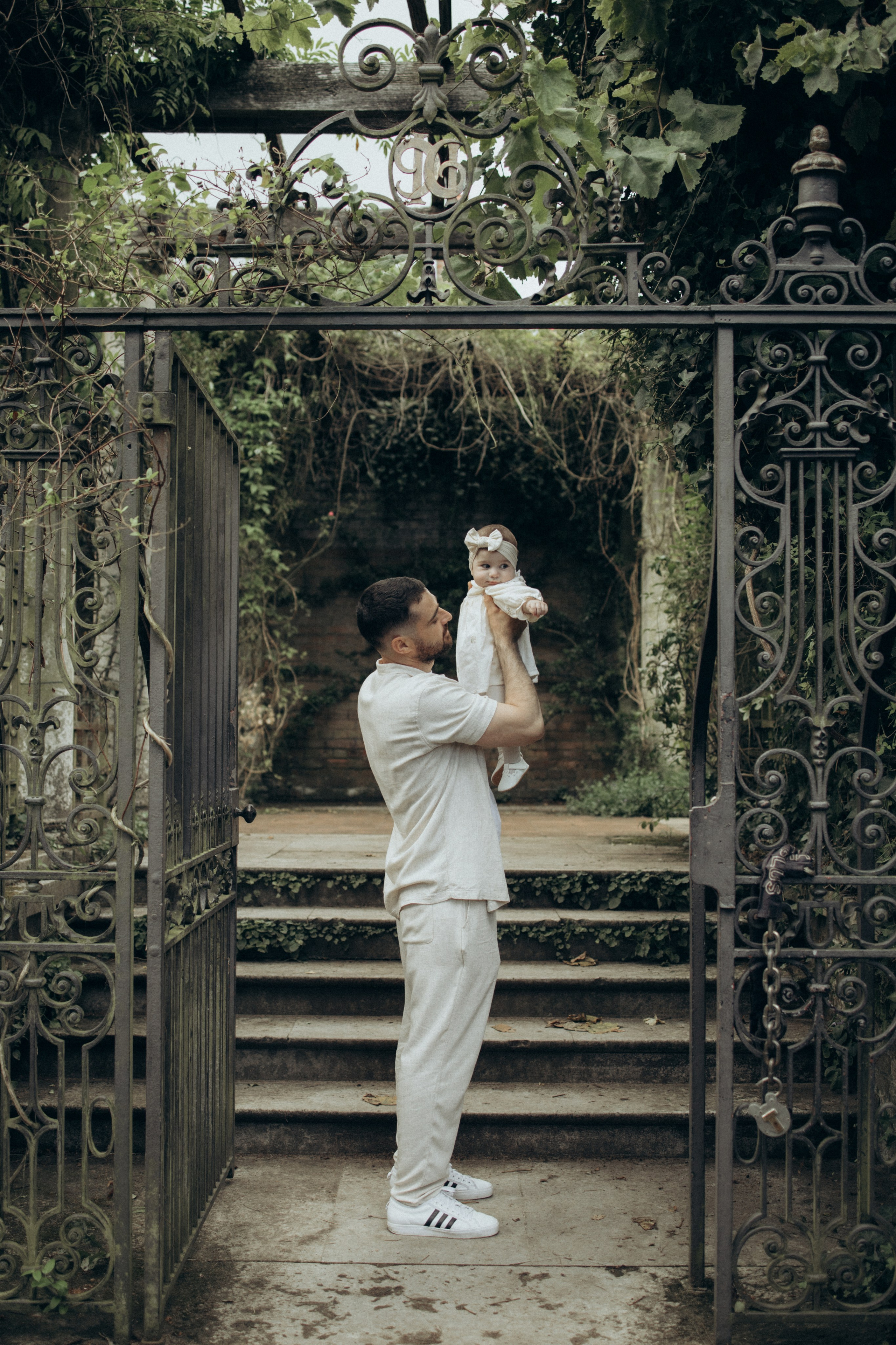 Pergola gardens. Photographer in Milton Keynes, Northampton & London — Wedding, Family & Portrait Photography