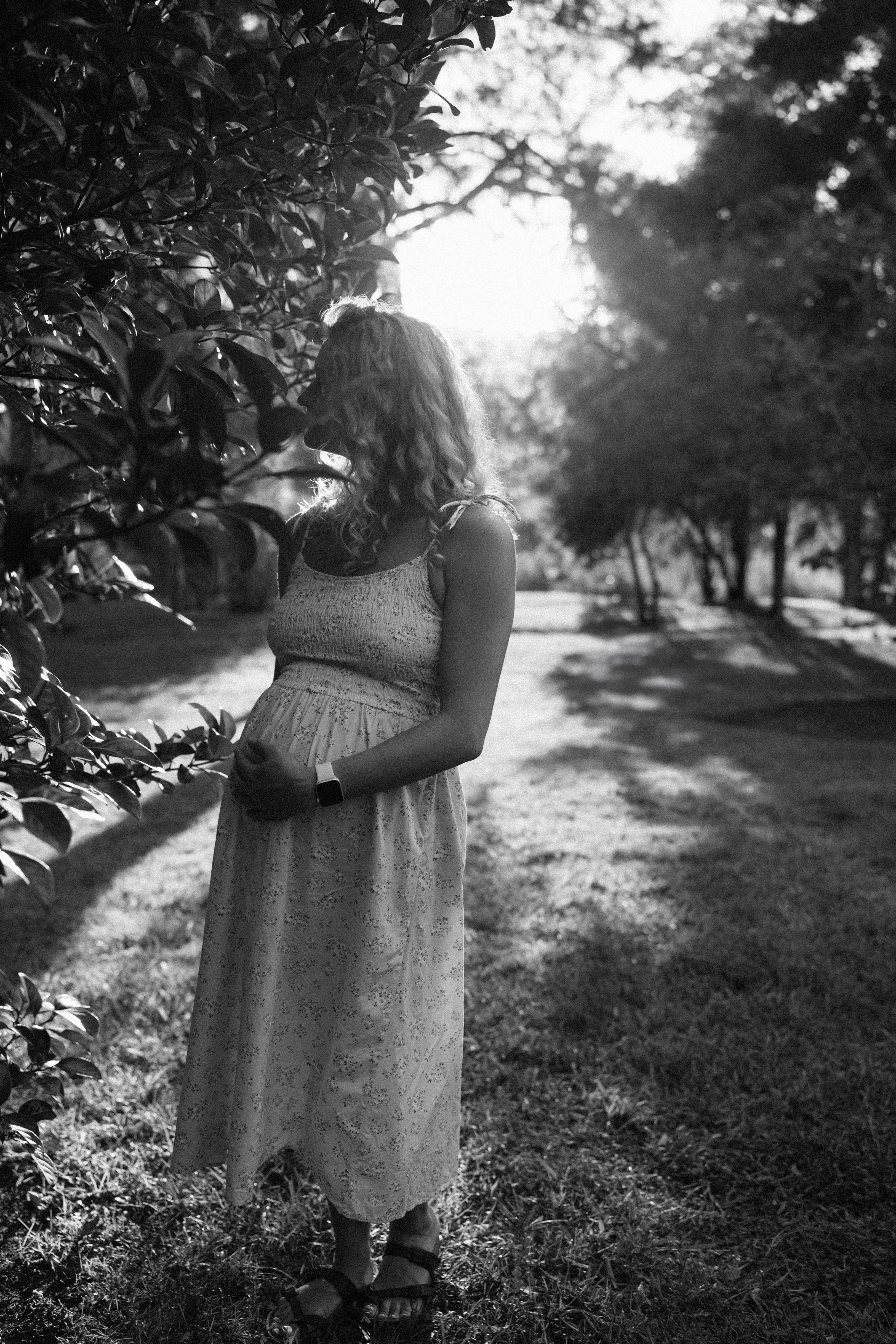 Candid pregnancy photoshoot in the park. Photographer in Madrid, Spain. Alyona Belyaninova