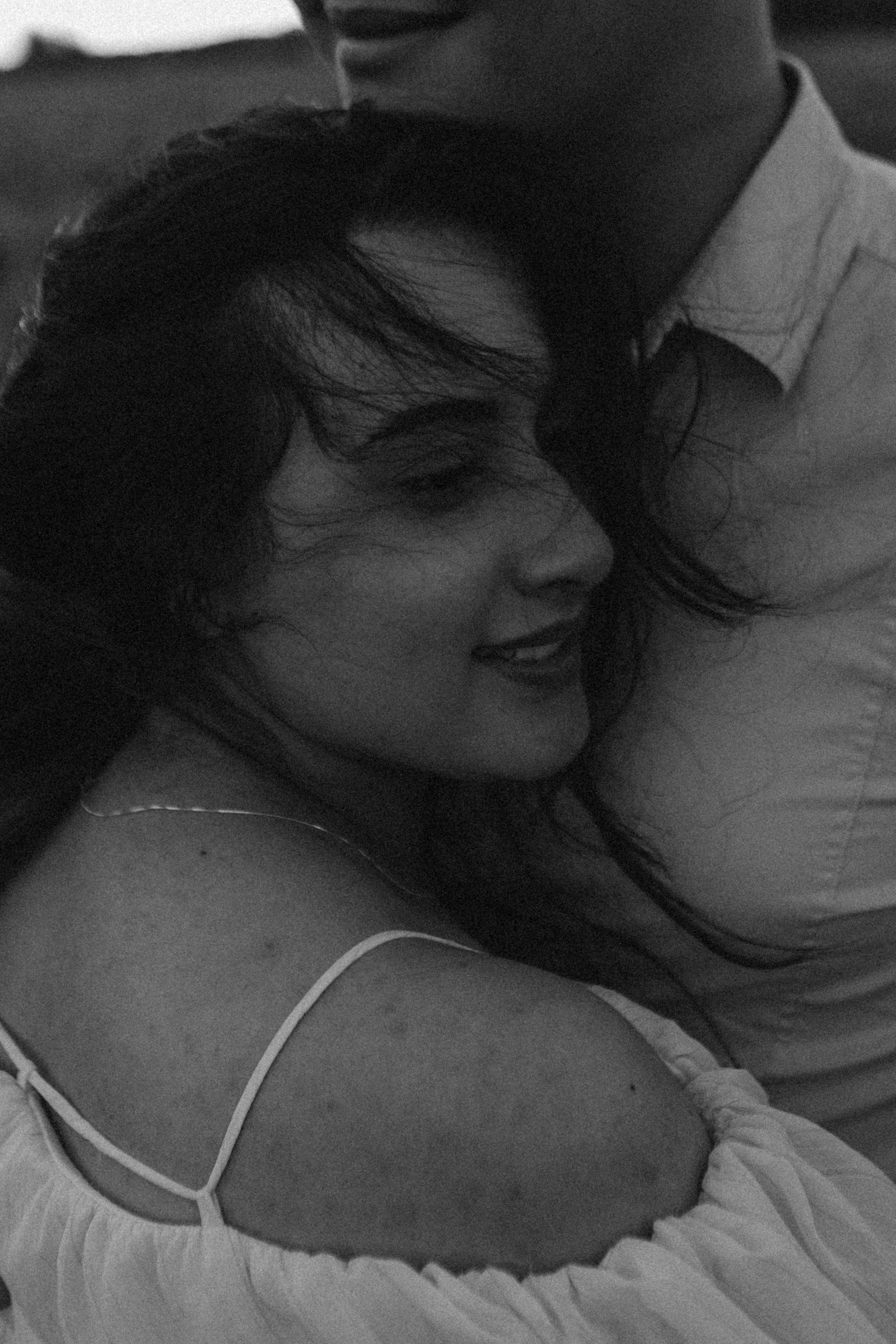 casal abraçado em ensaio externo ao por do sol em Sorocaba