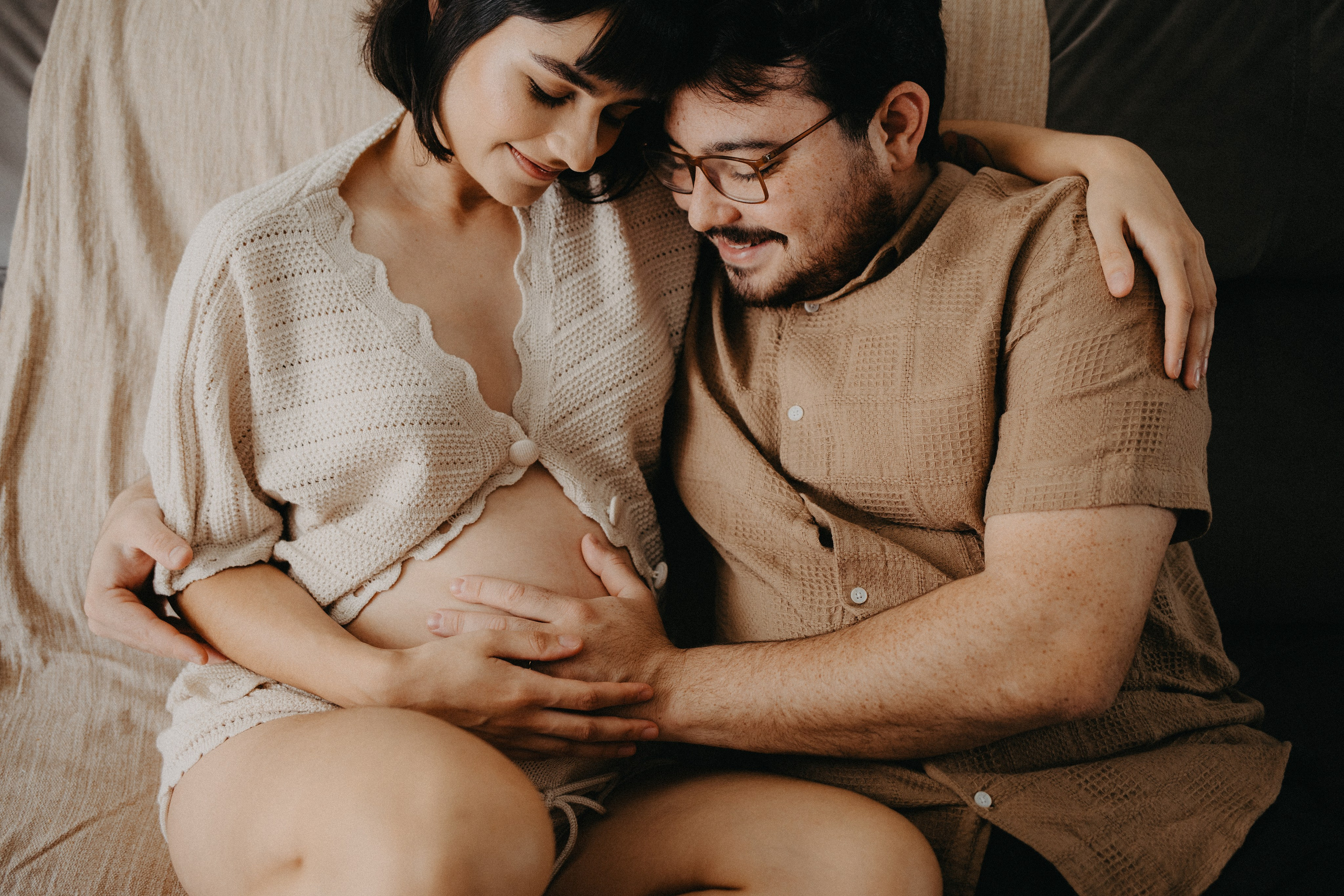M + L + F — Ensaio gestante bem aconchegante em casa! (mas teve estúdio também). Fotografia de casamento em Belo Horizonte