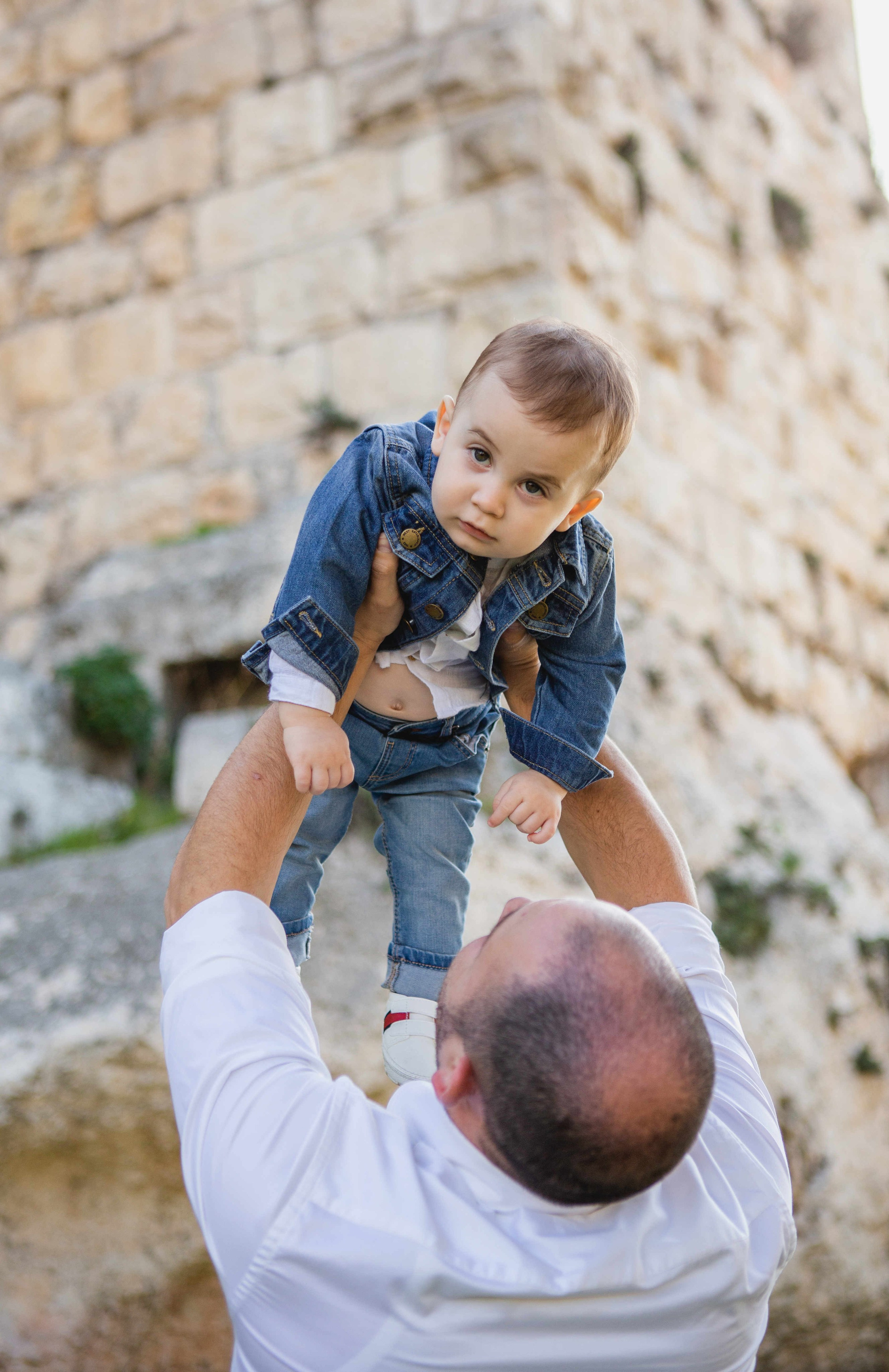 AT THE WALLS OF THE OLD CITY. PHOTOGRAPHER IN ISRAEL
