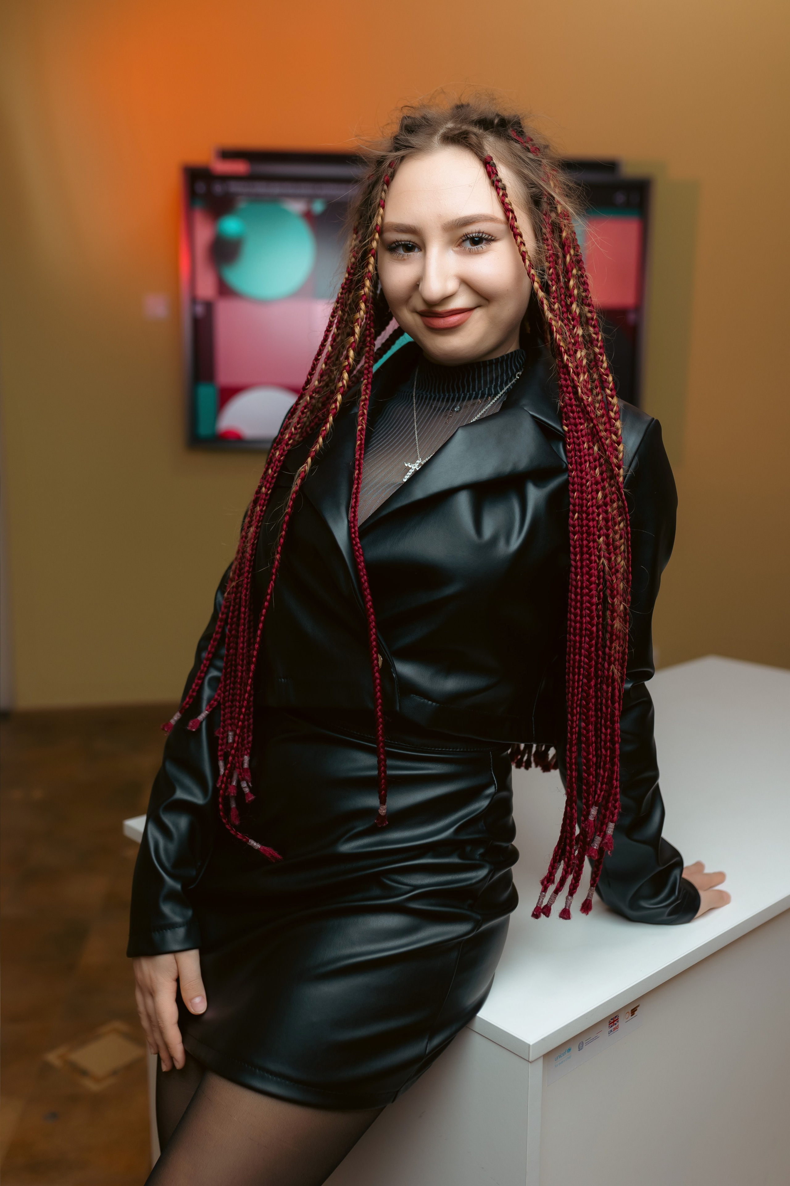 Elevă la ședință foto pentru album de absolvire Estudent