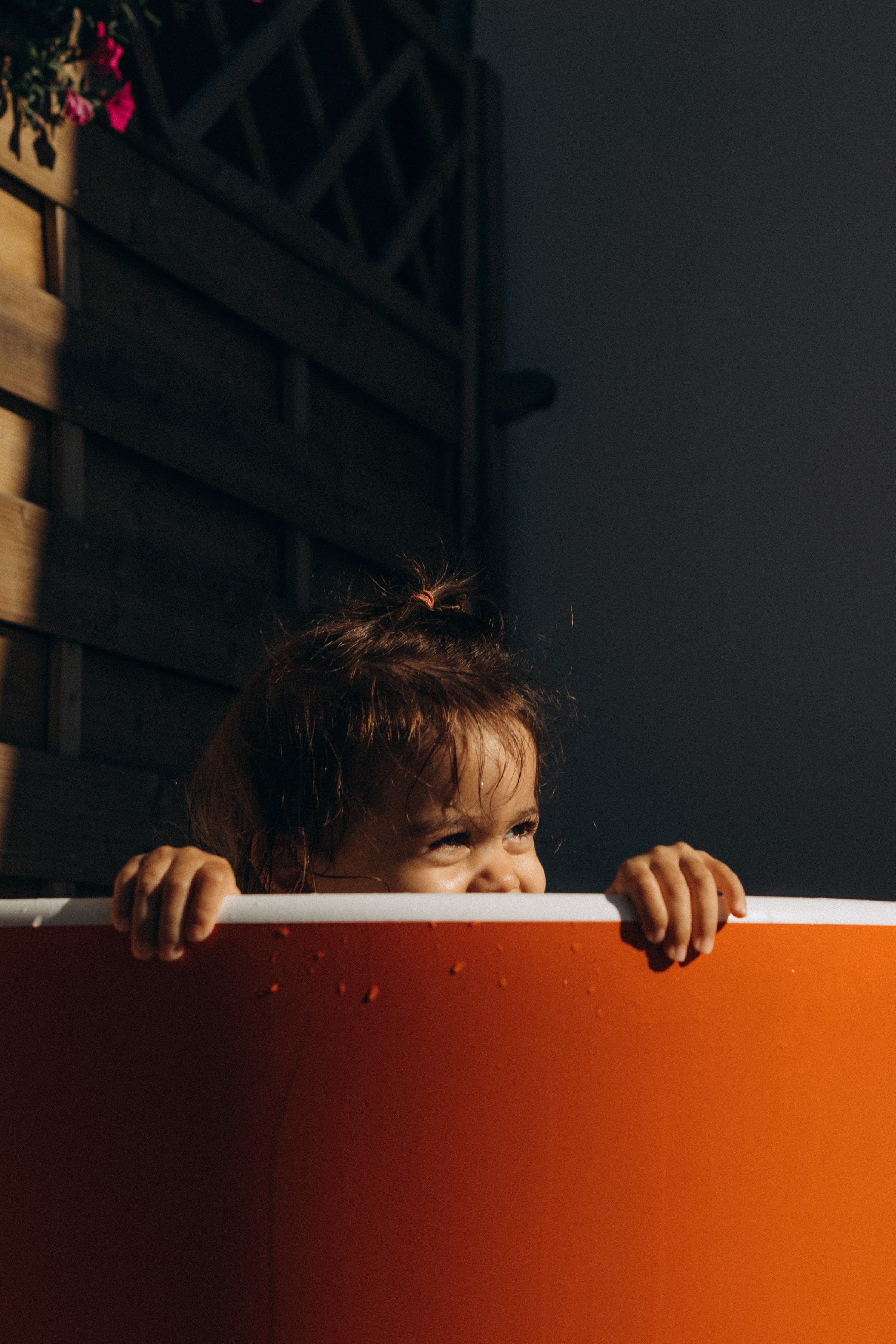 Spakly splashes. Family photographer in Helsinki, Victoria Guadagno