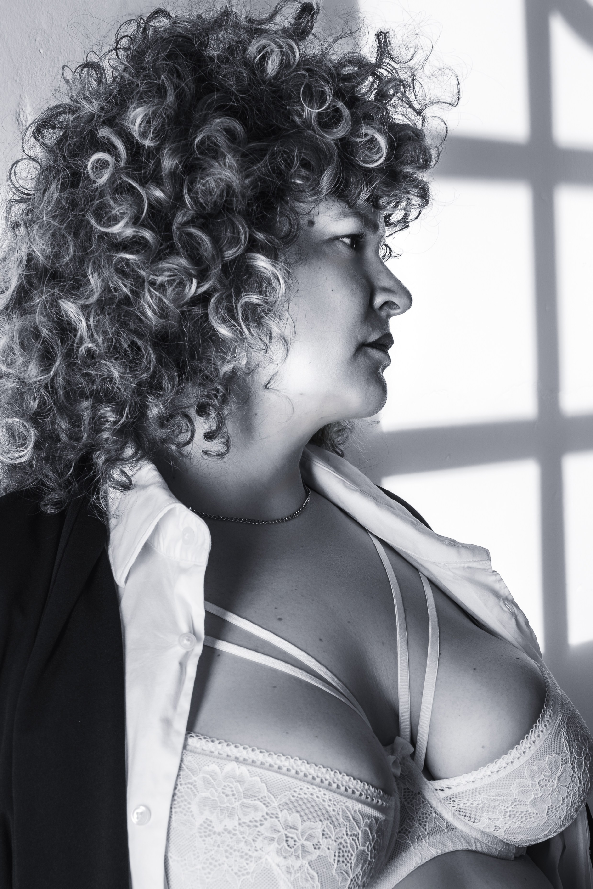 Sesión de fotografía boudoir en Gran Canaria, silueta elegante en estudio con luz dramática