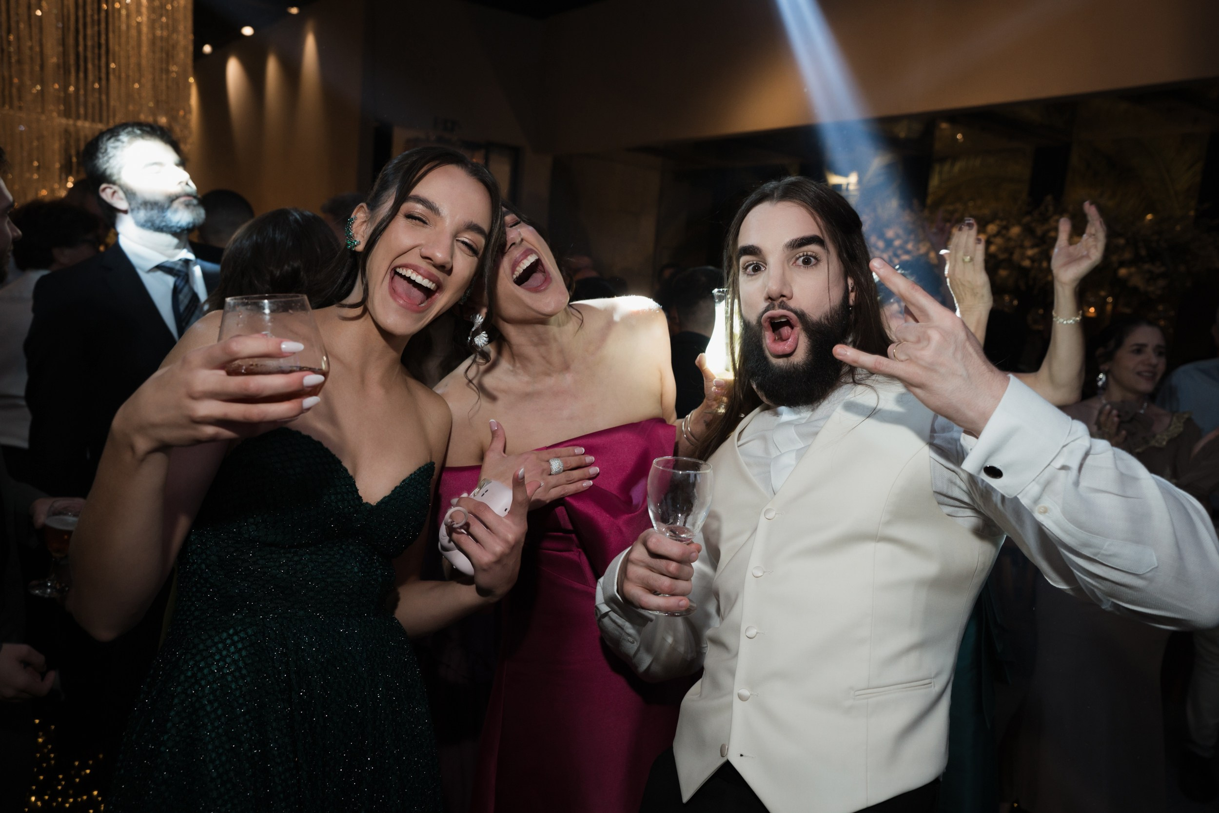 Ana e Igor celebraram seu casamento no LIAC Pampulha, em BH. Edu e Josi registraram emoções espontâneas e conexões verdadeiras.