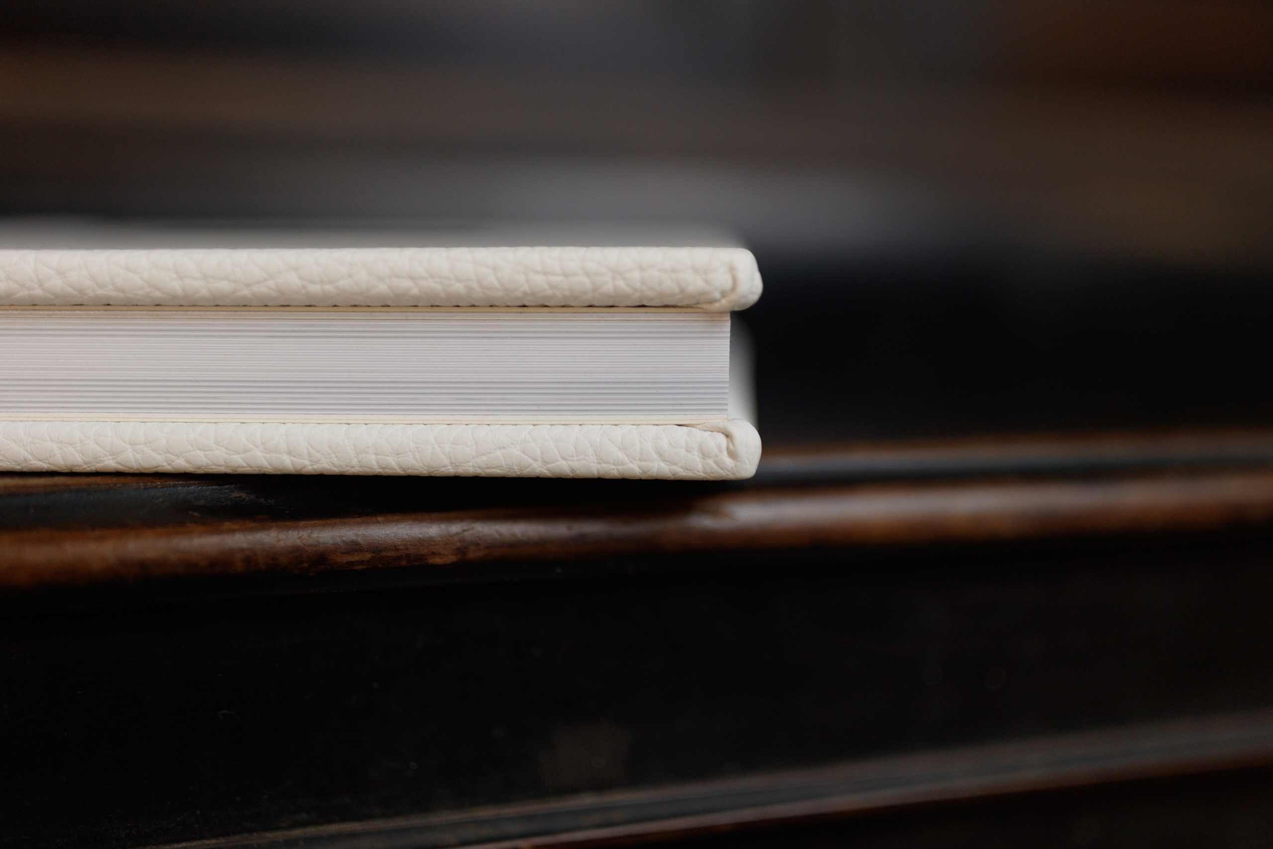 Albume de Nuntă cu Copertă din Eco-Piele Albă –  Eleganță, Lumină și Emoție. Scarlat Photography