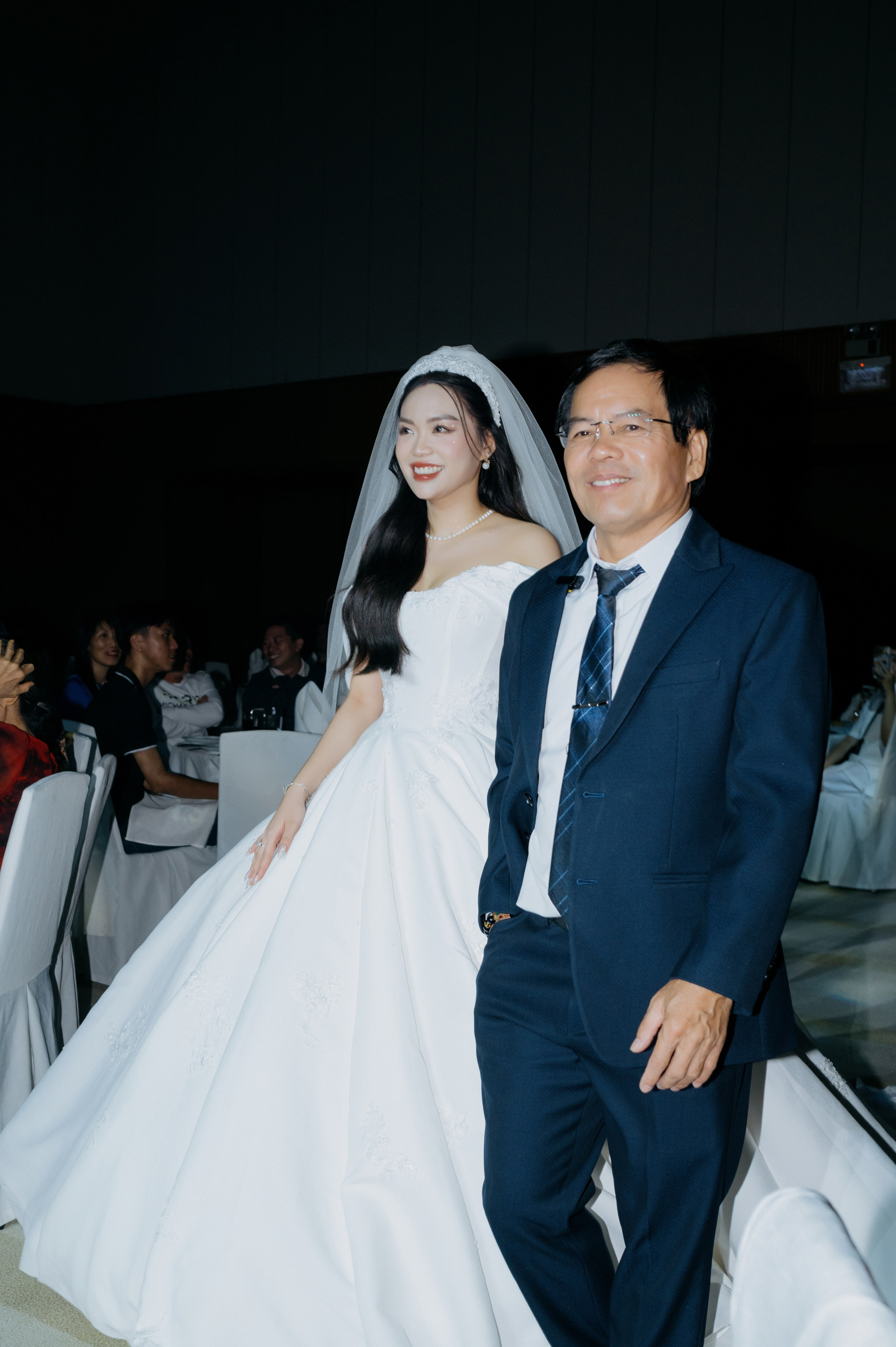 DAT & TU / Wedding Party. Saigon Wedding Present | Art Beyond Moments