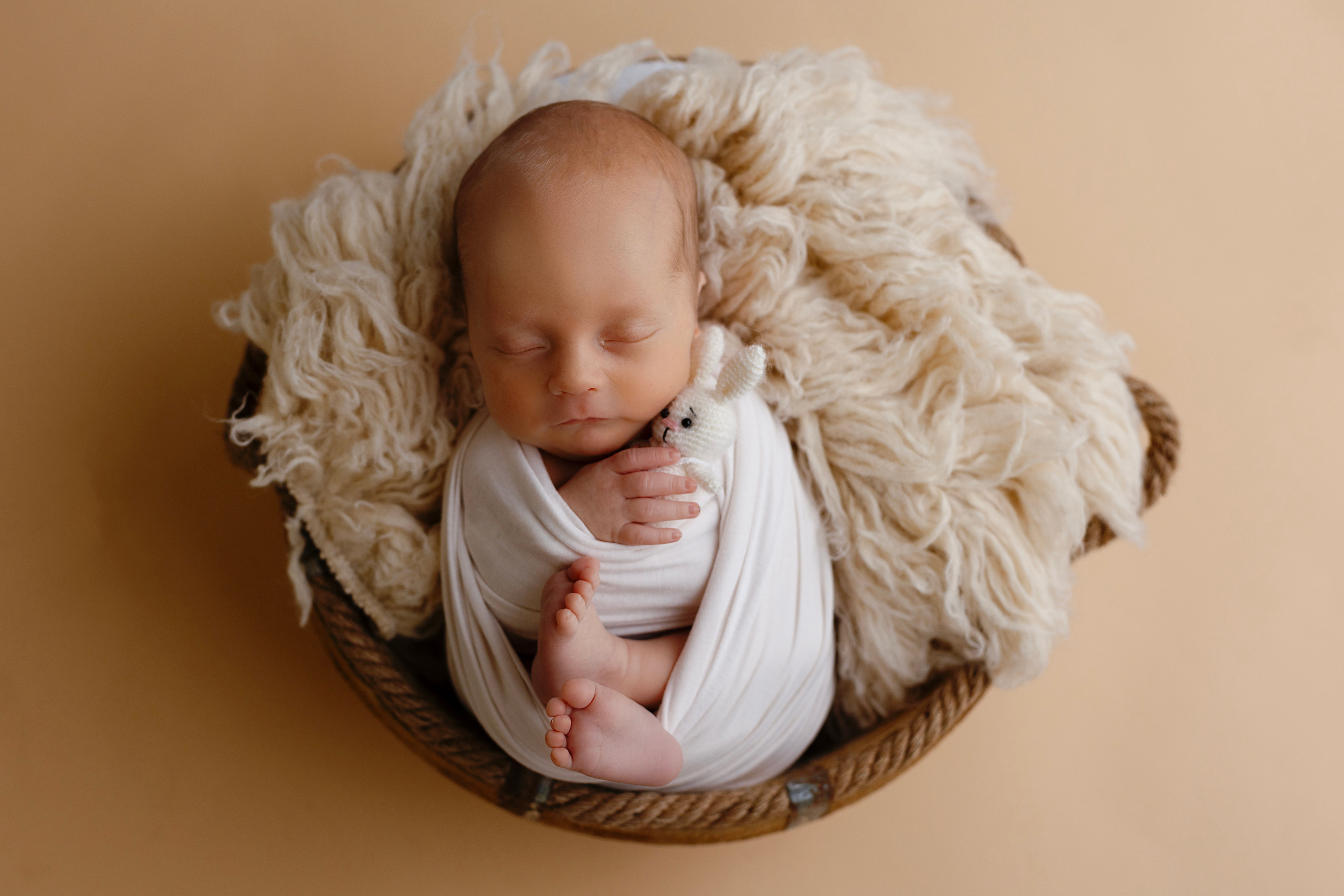 Een teer baby'tje rust zacht in een wiegje.