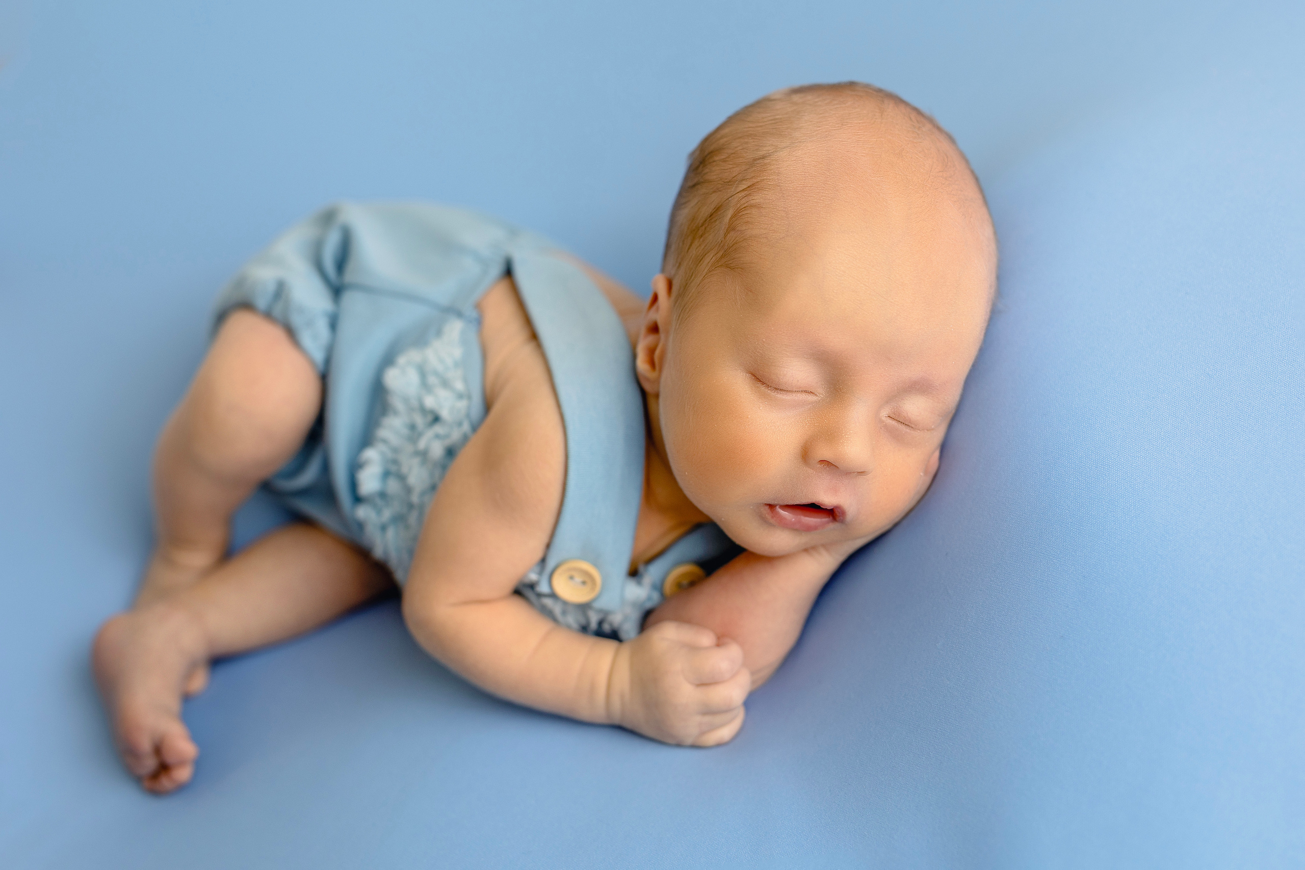 Newborn met een knuffelbeest