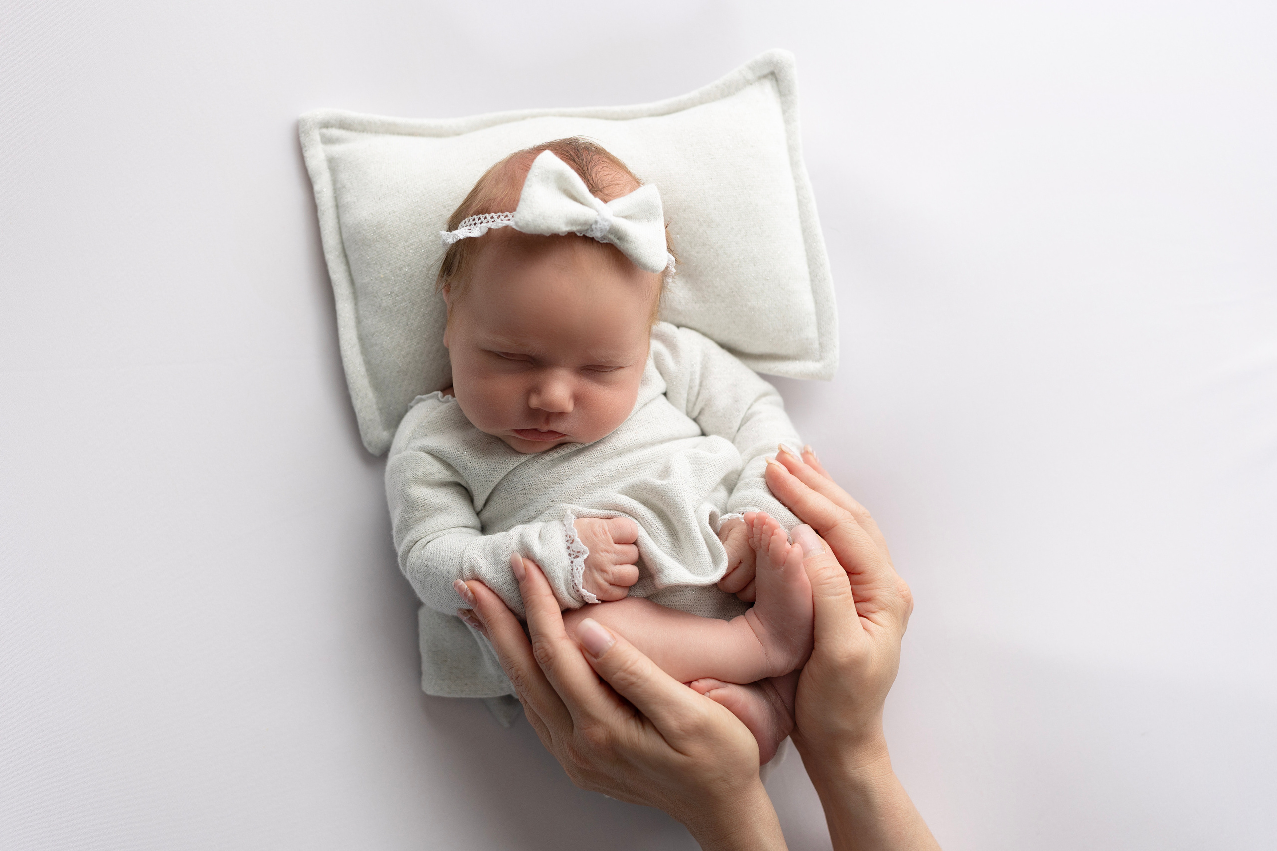 Pasgeboren kindje met een zacht knuffeltje