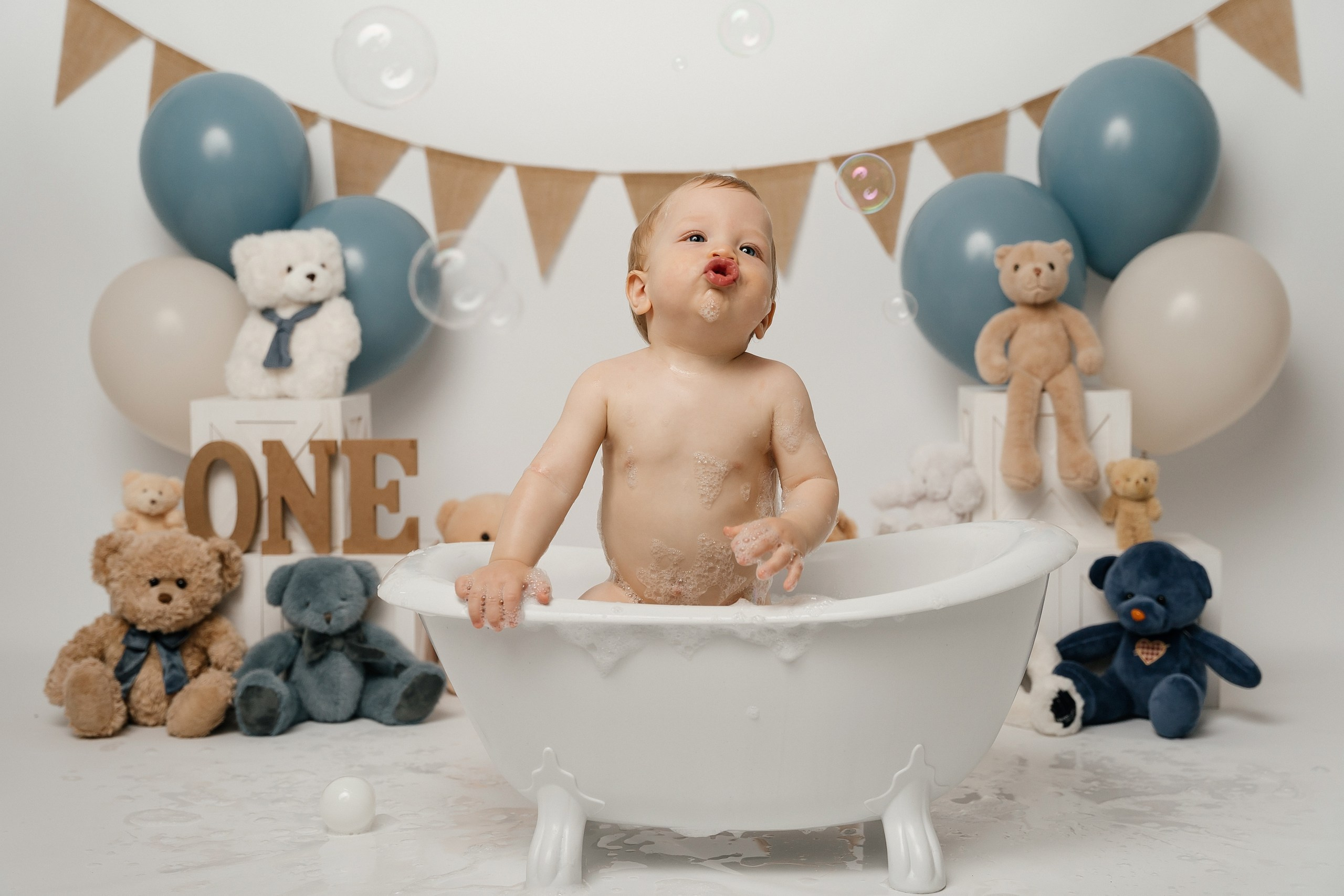 First birthday cake smash session. Newborn and family photographer. Hills District. Sydney