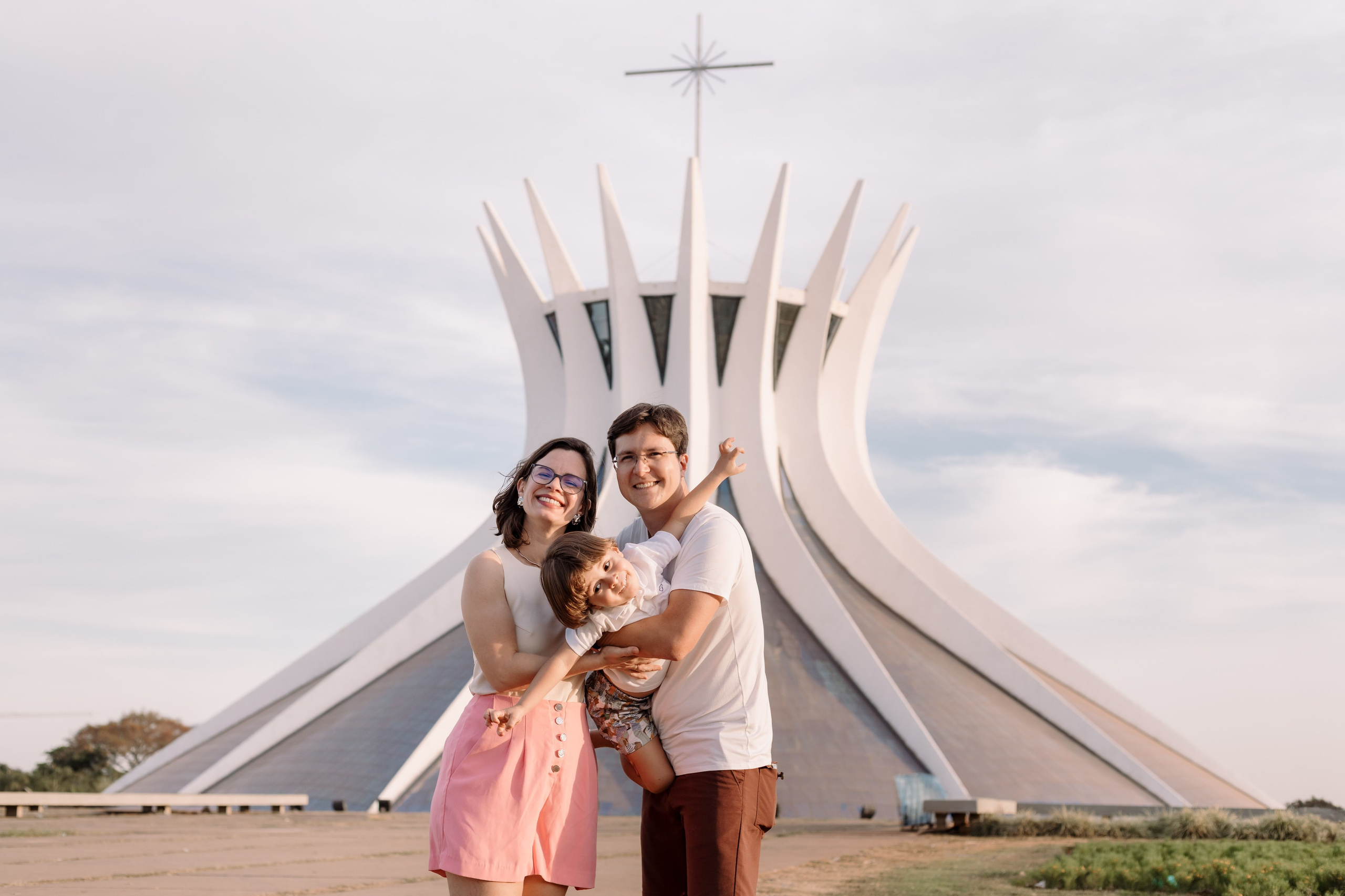Ensaio Família na Catedral de Brasília | Fotografia Afetiva em Brasília. Ize Fotografia — Ensaios e Festas de Família em Recife e Brasília