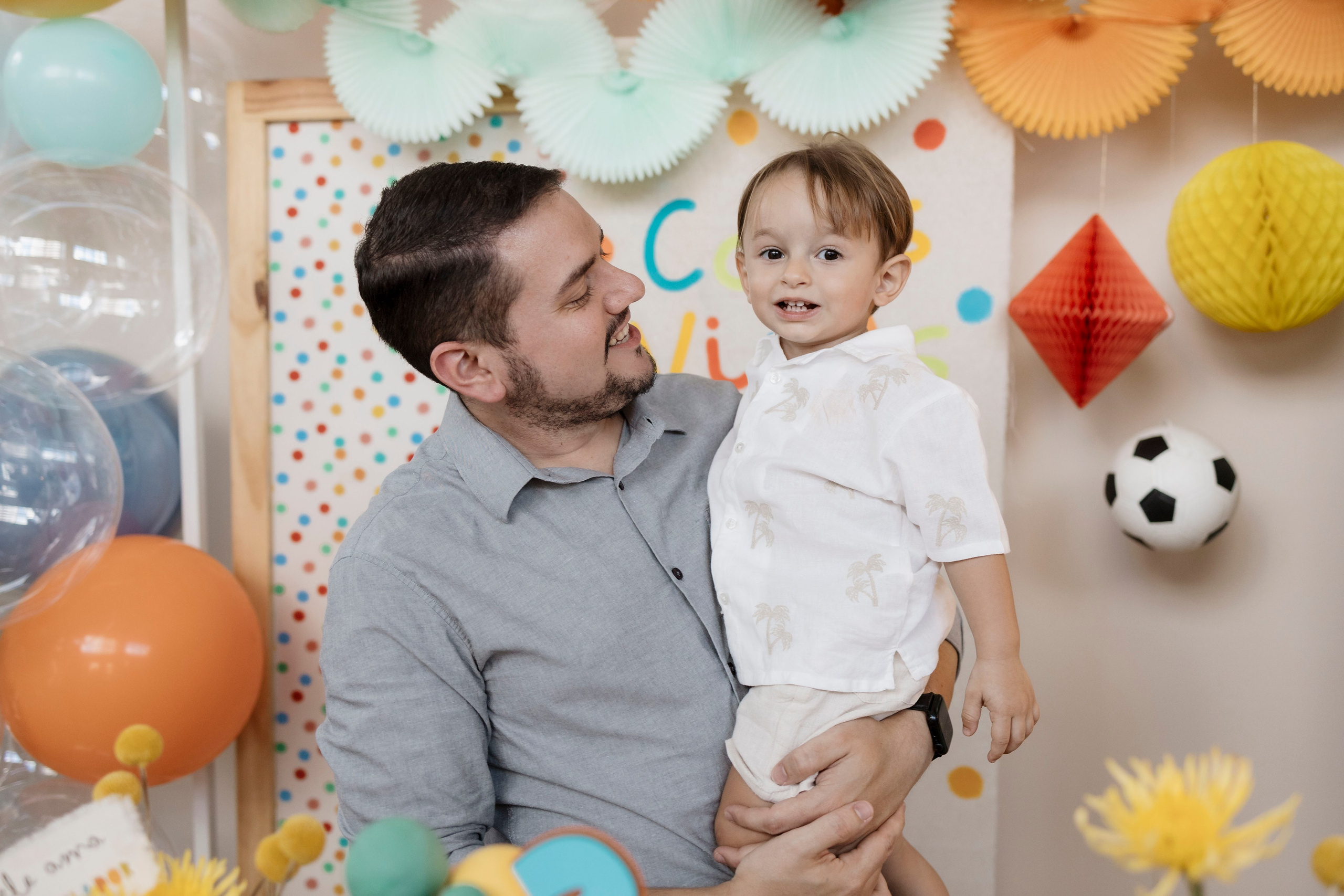 Registro afetivo do pai com o aniversariante