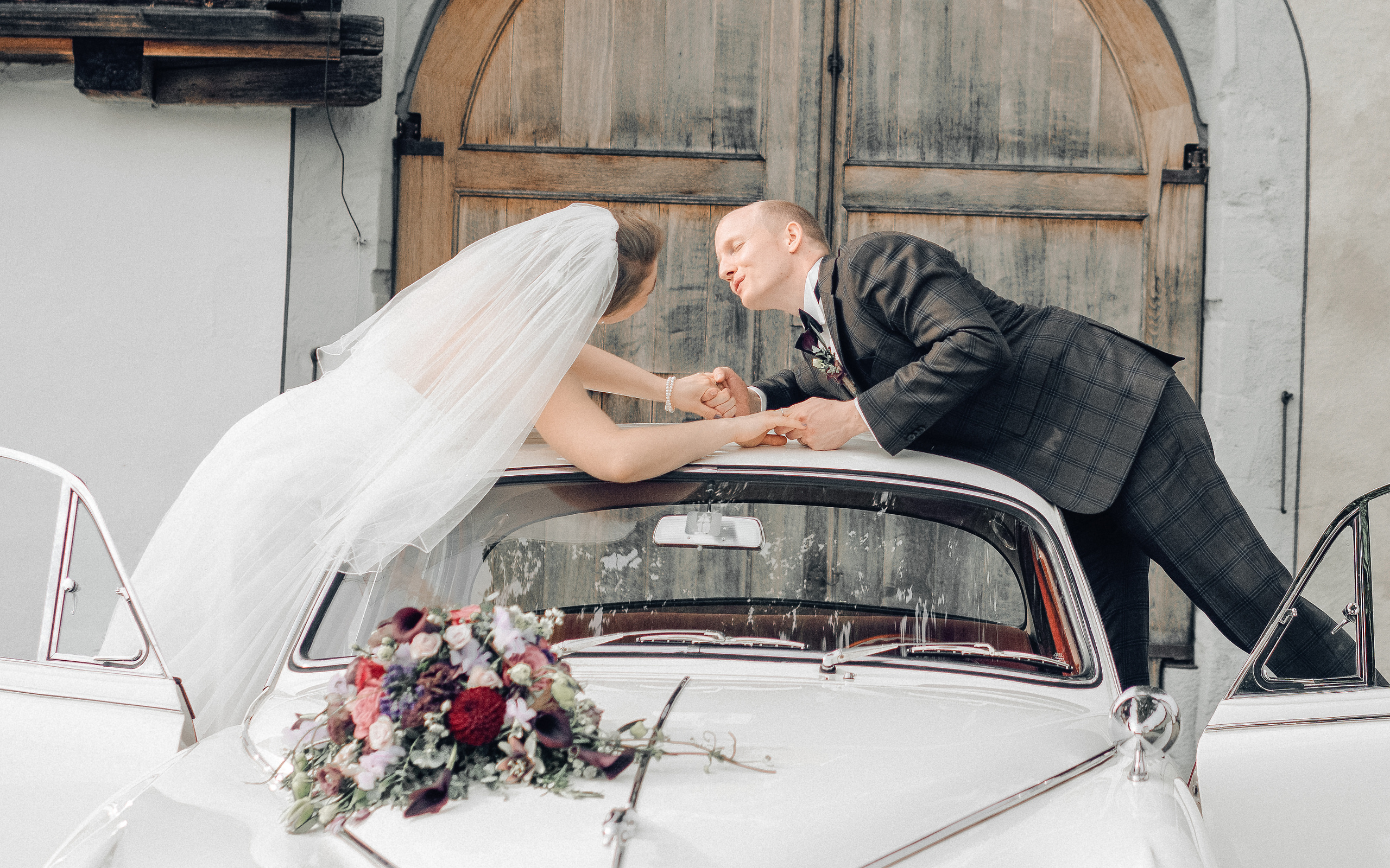 A wedding couple in an old timer on the wedding ceremony