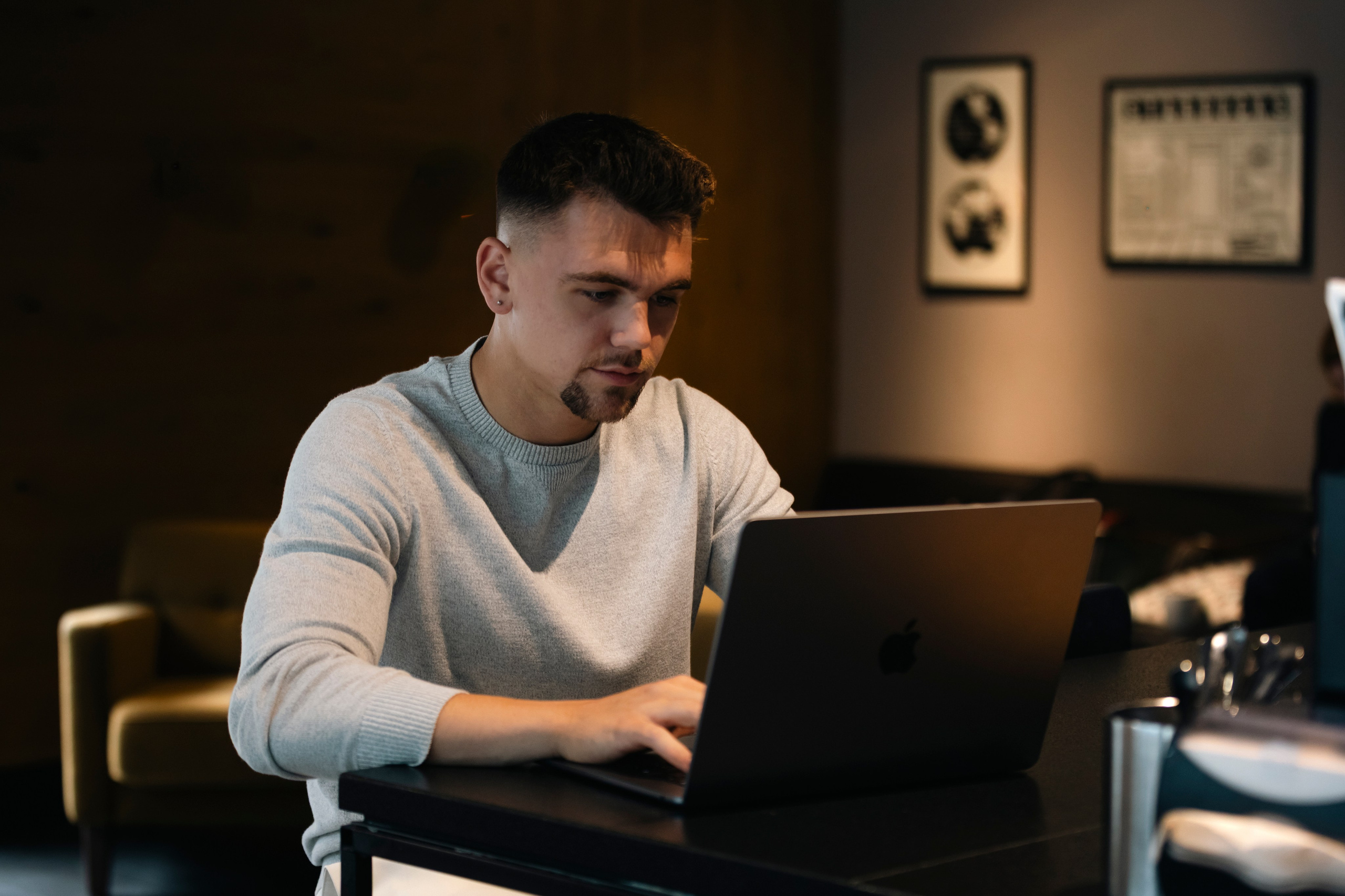 Mens portrait photography. Dana Lišková — Empatická fotografka | Introspektivní umělkyně | Neurodivergentní koučka| Zakladatelka Artepy.cz