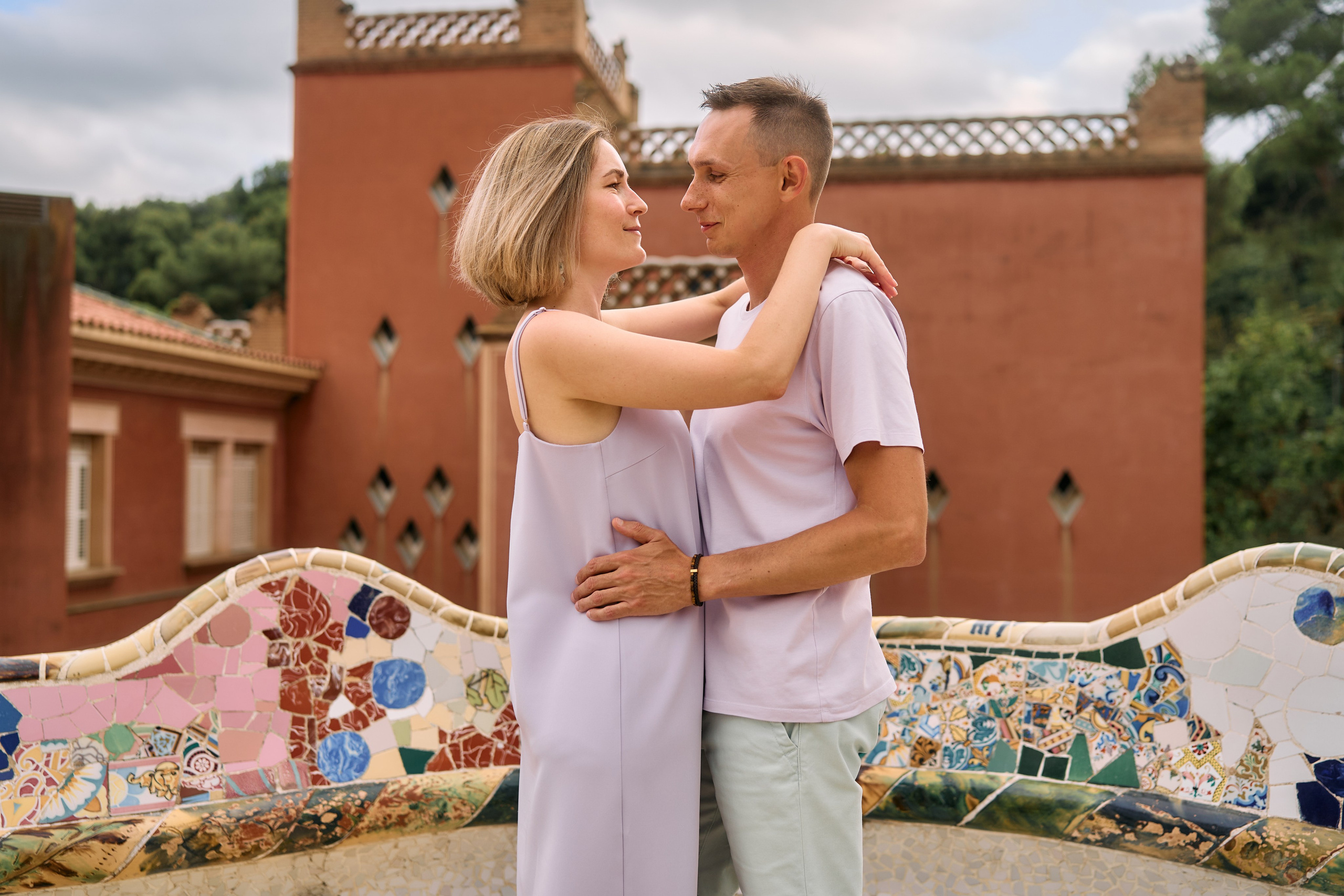Description of the Park Güell location for a  love-story or individual photo shoot in Barcelona, examples of photos taken at this photo spot. POSTCARD.BCN Photographer Kate in Barcelona. Love-story, family or individual photo shoots