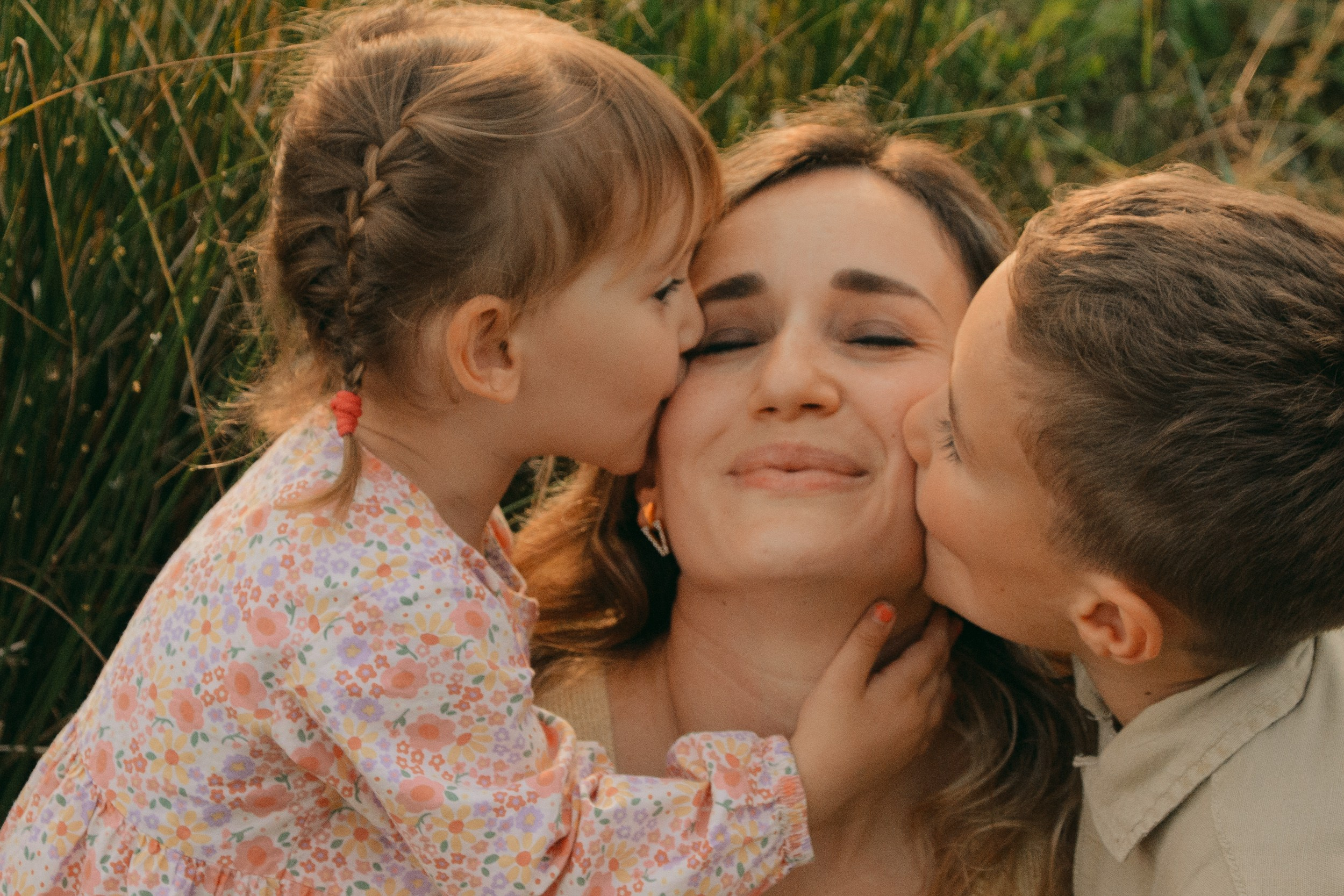 Photosession with mum and her childen in Milan. Family portrait.