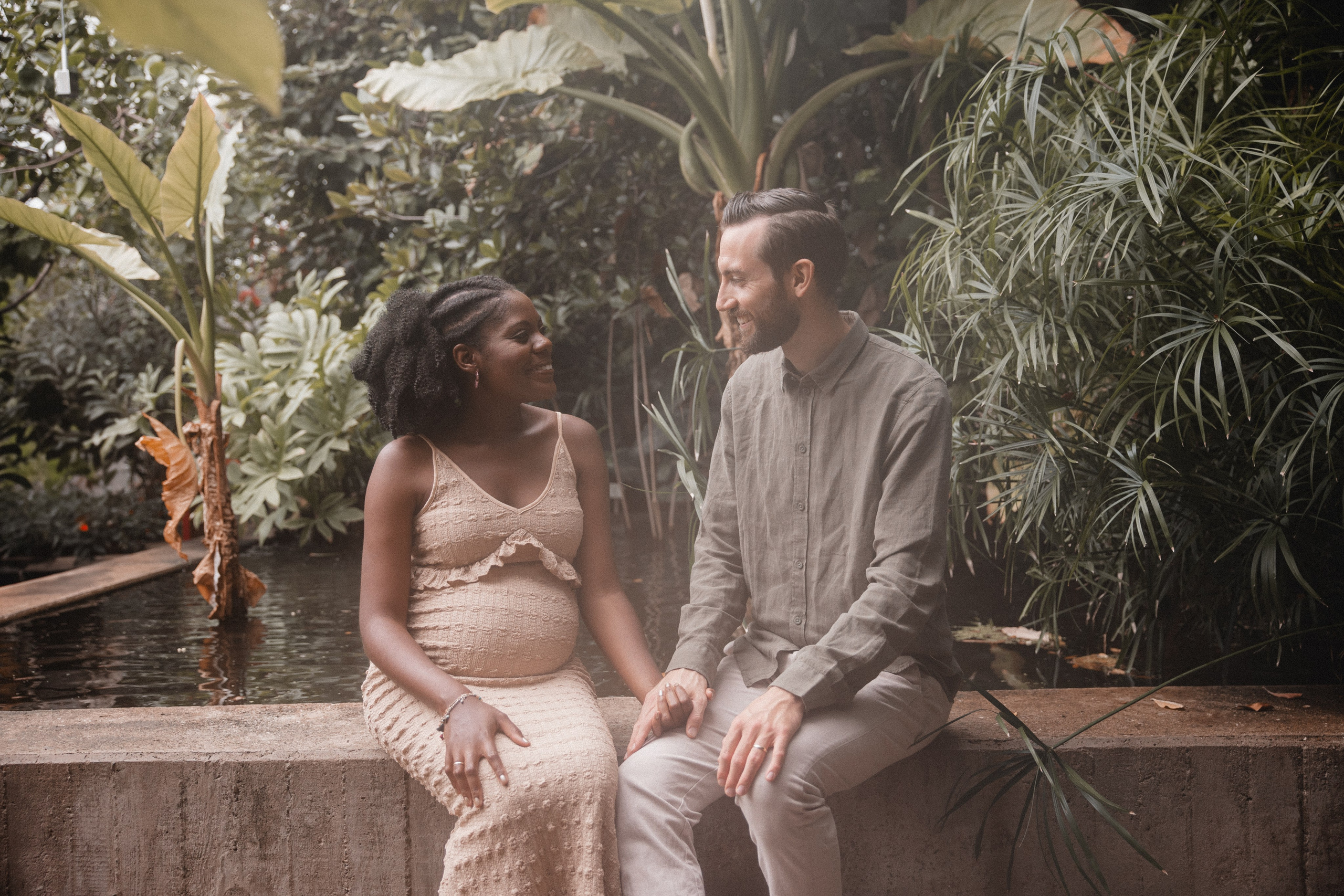 Babybauch Shooting im Botanischen Garten Bochum | Reiche Fotografie. Hochzeitsfotografin Bochum | Halyna Reiche Fotografie NRW