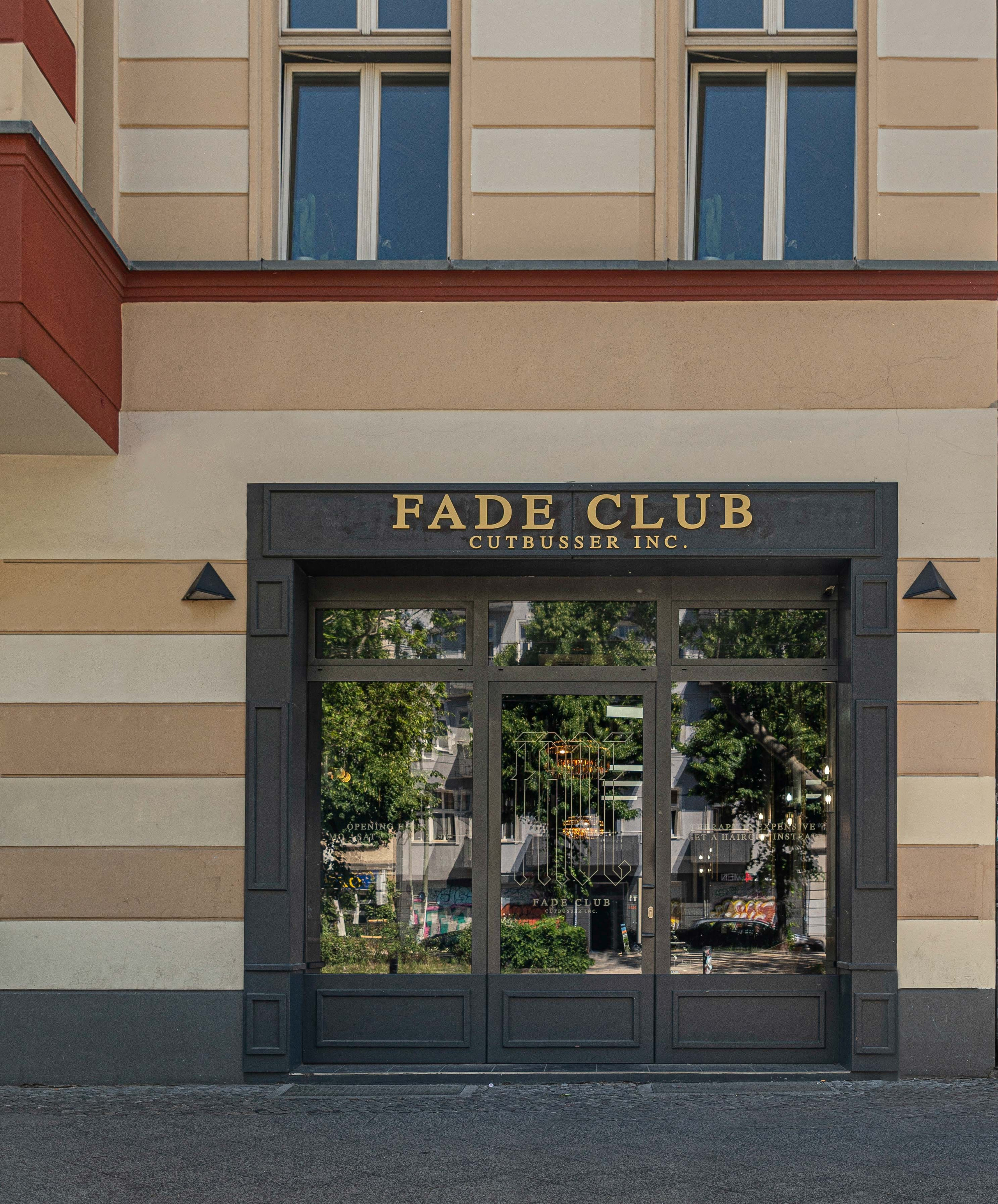 Architekturfotografie der Eingangsfassade des Fade Club Barbershops in Berlin