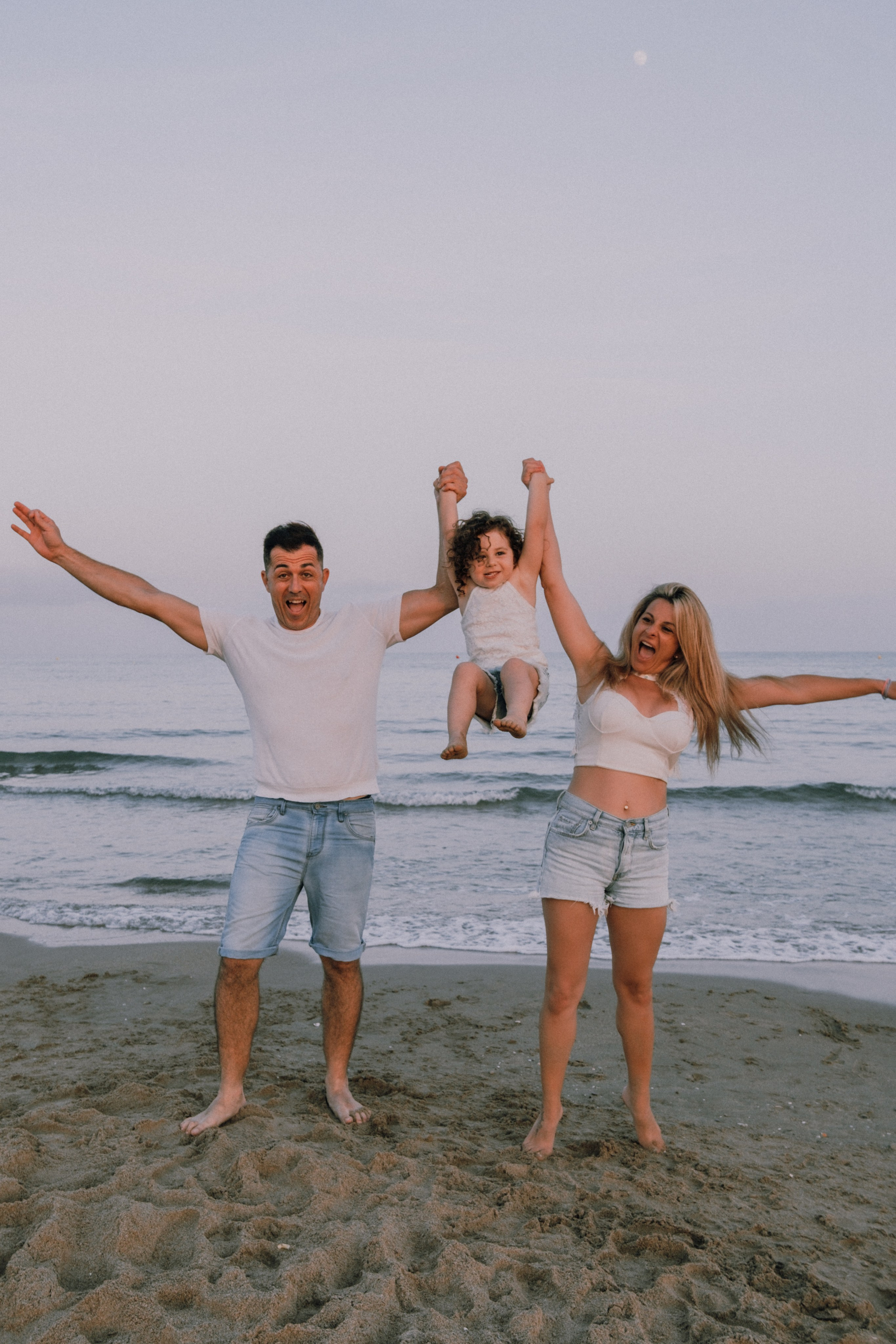 Sesión familiar en la playa. Fotografía profesional en Calafell - Elena Medvedeva