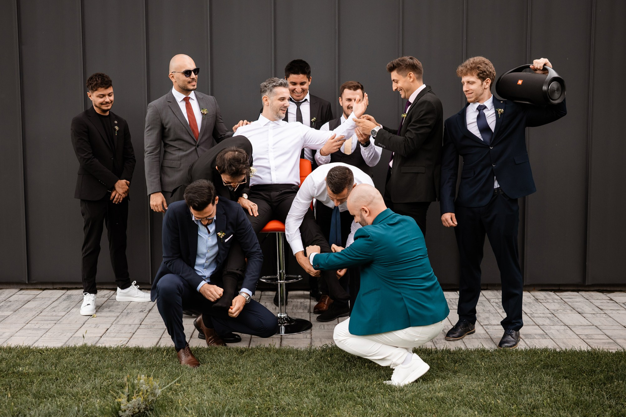 Grup amuzant cu mirele și prietenii la nuntă, fotograf evenimente București, Blink Photo.