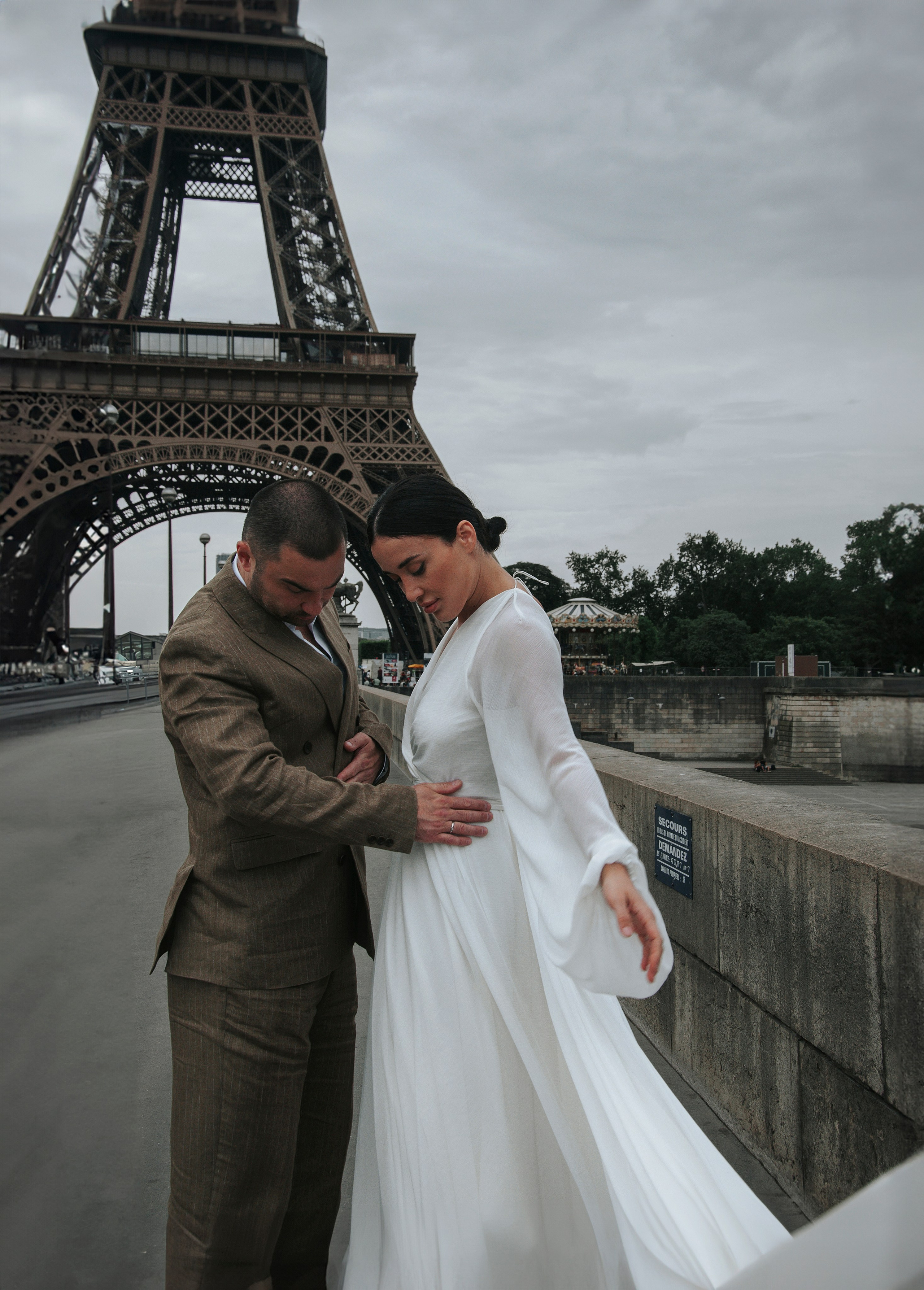 Wedding photoshoot at the Eiffel Tower. Paris photographer — Polina Osipova