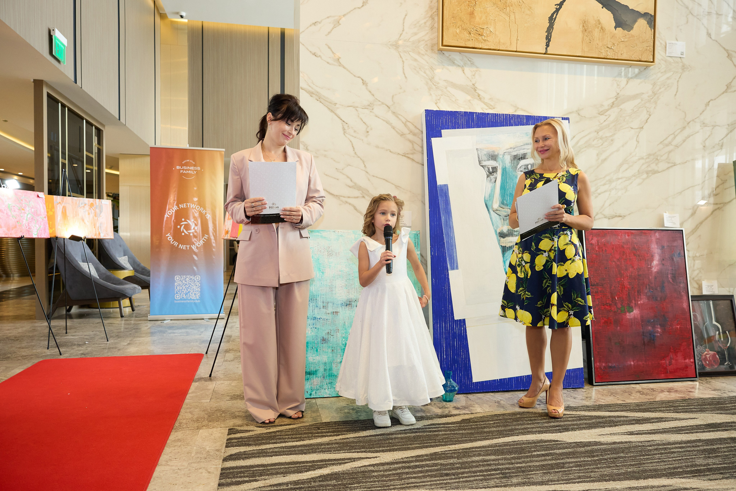 Авторская благотворительная художественная выставка Дианы Бортник. Фотограф Юлия Маковеева