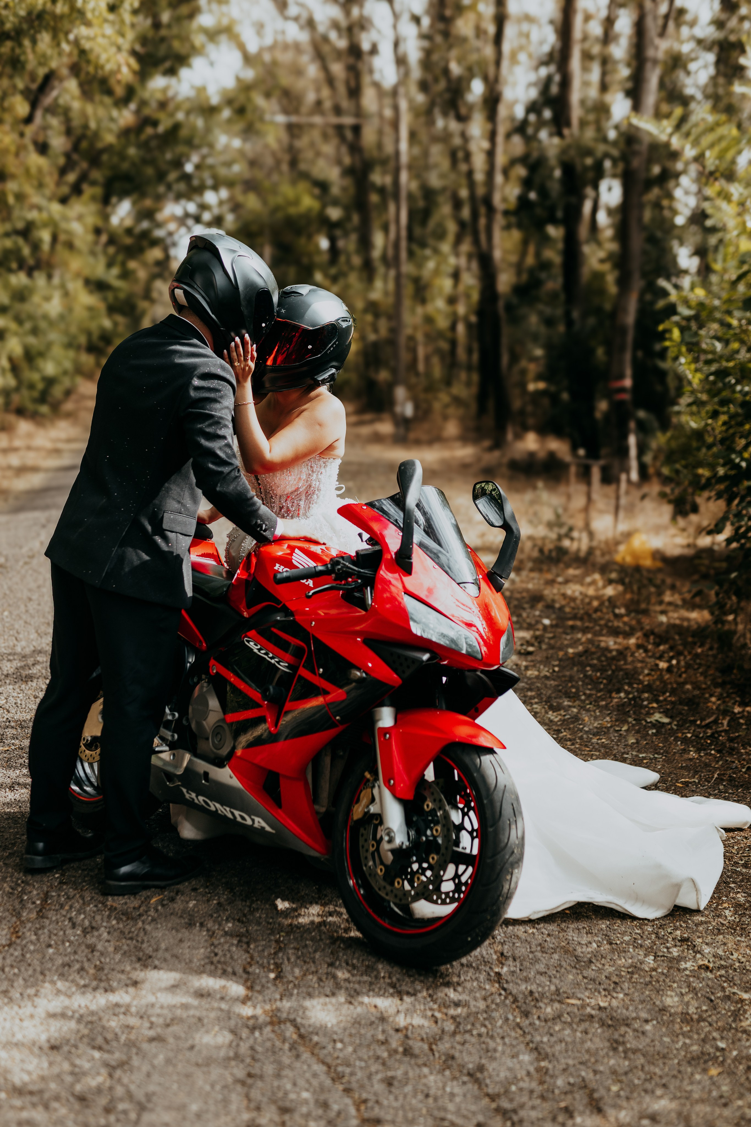 Trash the Dress cu motocicliști — ședință foto de poveste. Lucian Dedeu — Fotograf de nuntă și eveniment