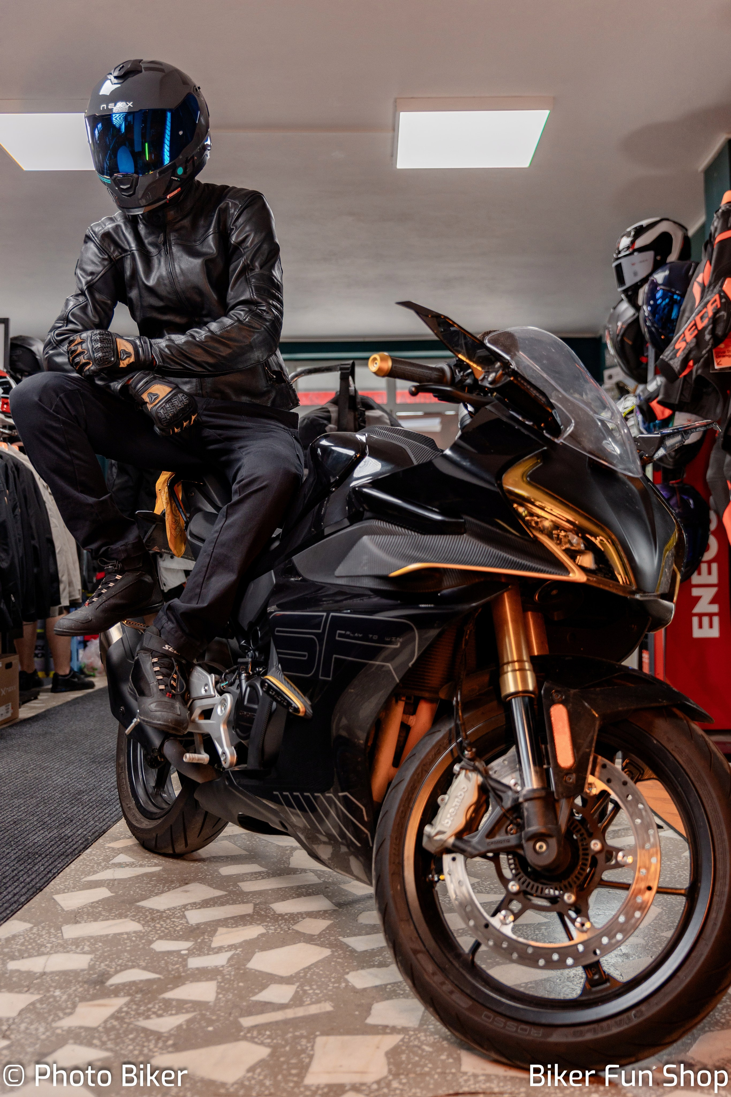 Sesiune foto magazin Biker Fun Shop. Lucian Dedeu — Fotograf