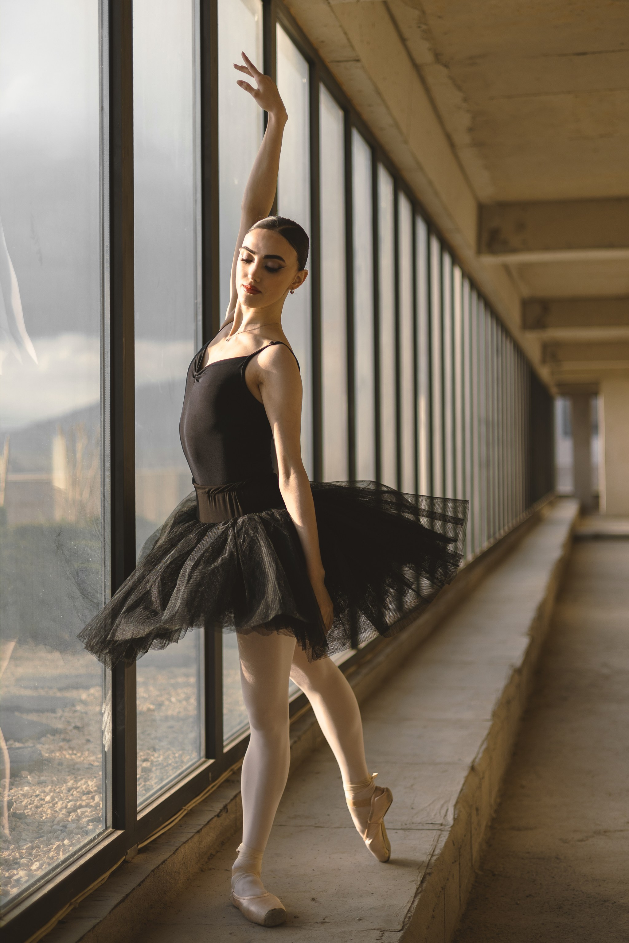 portrait danseuse robe noire tutu lumière naturelle loft photographe Loire-Atlantique Ani Torosyan