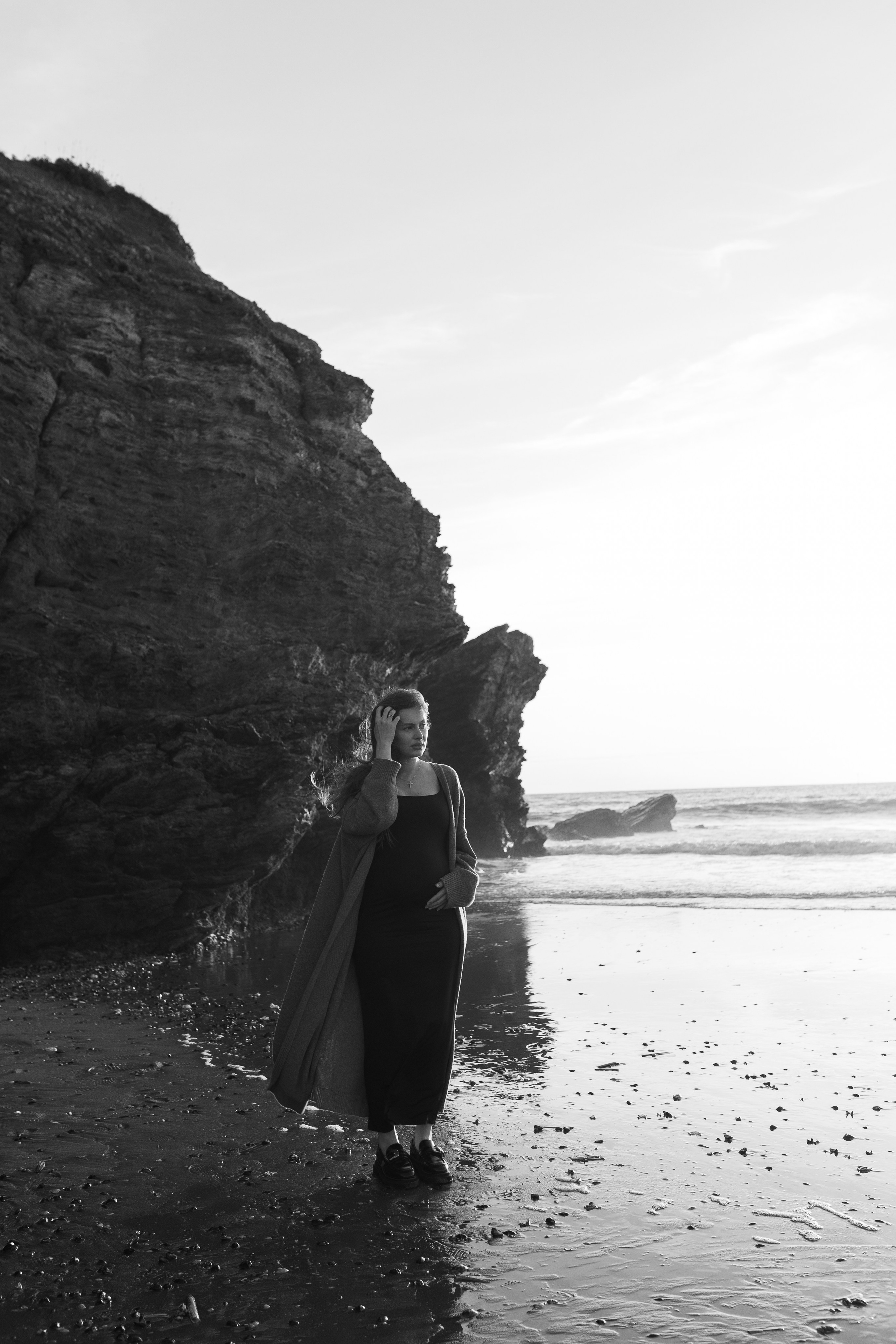 Sunset maternity photoshoot. Annah Louwagie — Lifestyle photographer for couples, families & brands | France & worldwide