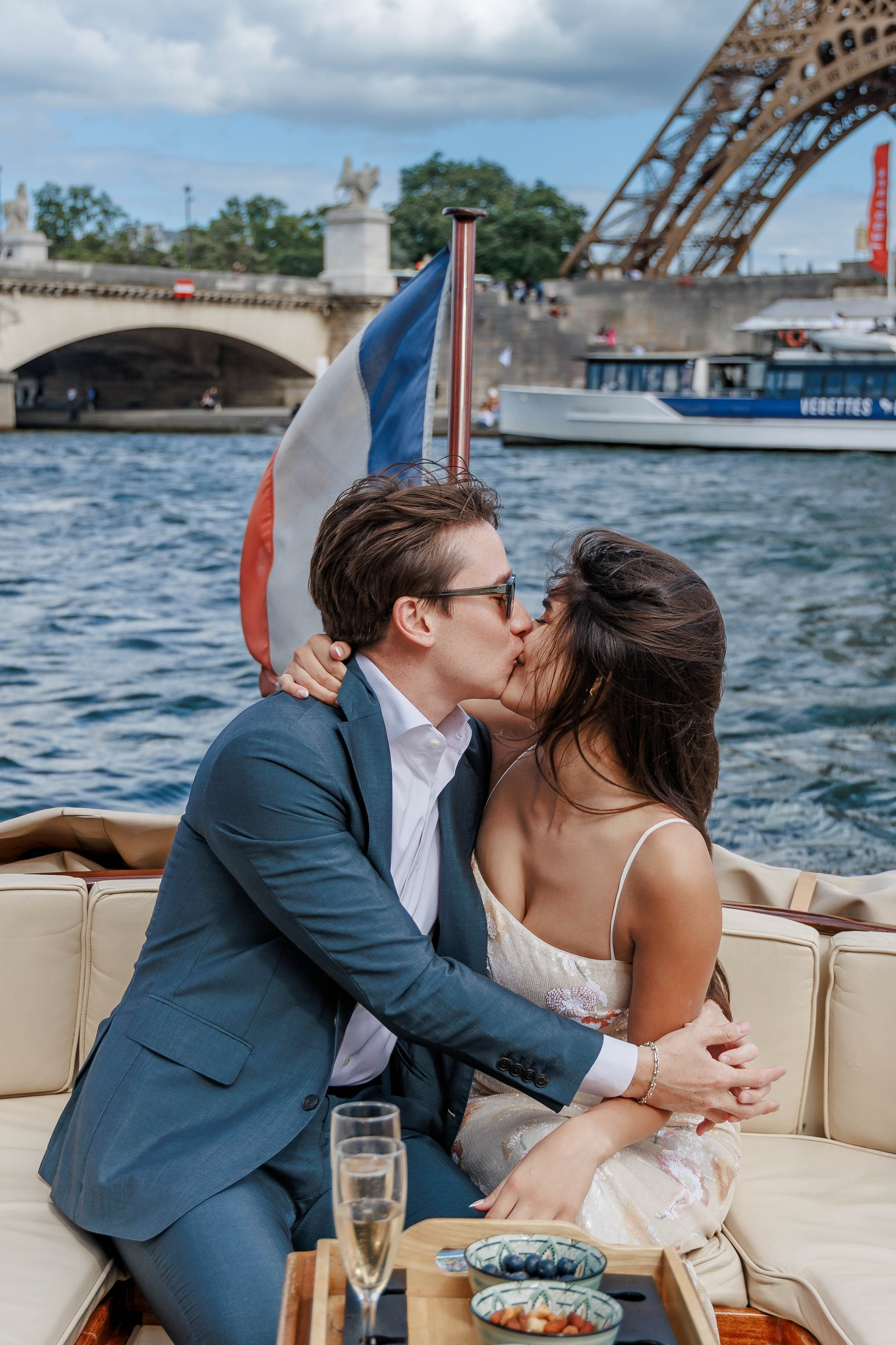 A Luxury Surprise Proposal on a Boat in Paris: Photo, Video & Champagne. Photographe à Paris