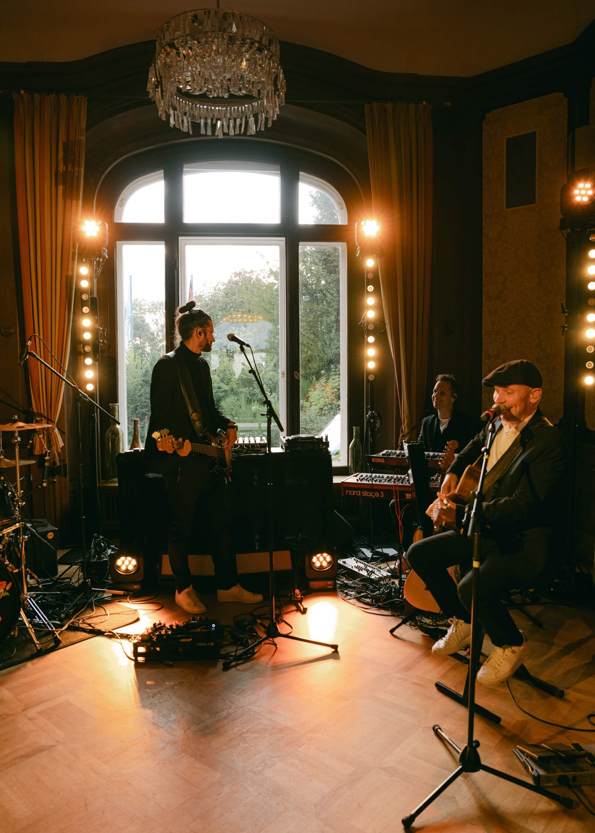 Wedding music band in golden-lit reception room at Villa Rothschild, luxury wedding Frankfurt