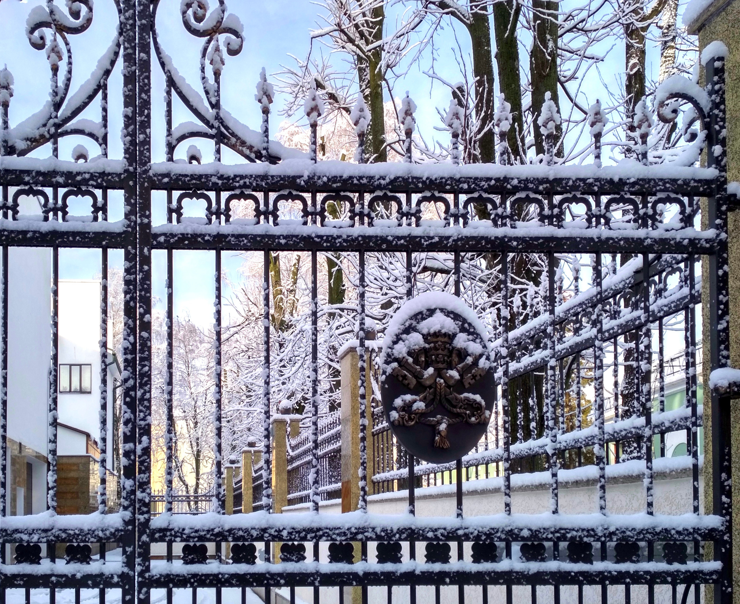 В Апостольской Нунциатуре в Республике Беларусь (Посольство Святого Престола, Ватикан). Ворота, калитка.  2017-2021. Сталь, худож. ковка, лазерная резка, сварка, компазитные материалы.