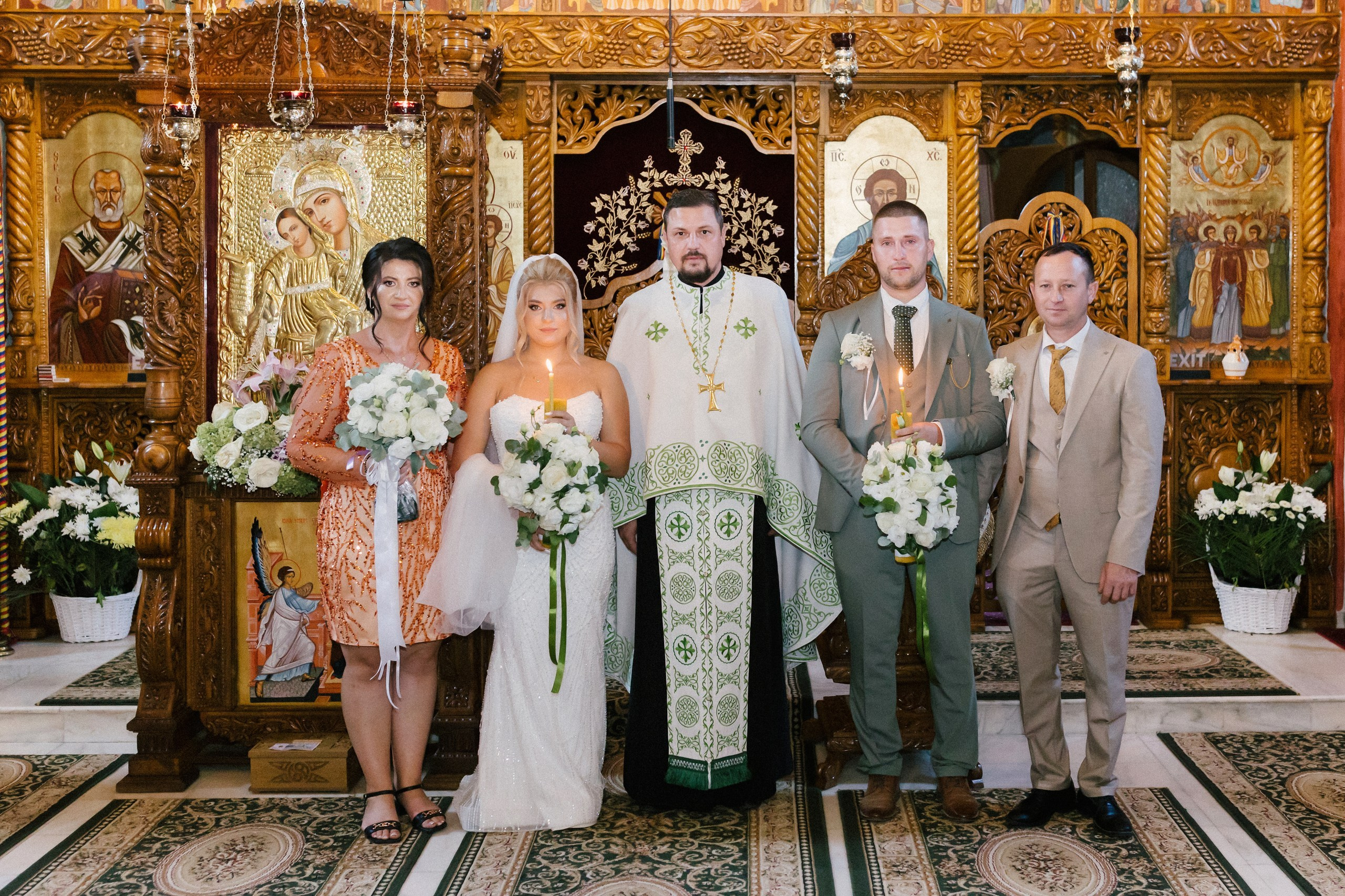 - mireasă Lavinia pregătire casa părintească Hârlău- mire Mihai pregătire Flămânzi cavalerii de onoare- fotograf nuntă Casa Jorovlea- ședință foto miri Mihai și Lavinia- nuntă elegantă Casa Jorovlea- fotografie de nuntă naturală România- domnișoare de onoare pregătire mireasă- emoții nuntă biserică- dansul mirilor Casa Jorovlea* fotograf profesionist nuntă Botoșani Iași* fotografie documentară de nuntă- familie și prieteni la nuntă- nași Mihai și Nicoleta nuntă- portret mireasă în lumină naturală- petrecere nuntă Casa Jorovlea- Nuntă Mihai și Lavinia – momente emoționante din ziua nunții, pregătirile mirilor în Hârlău și Flămânzi, ceremonia religioasă și ședința foto realizată de  AlinoFotoStudio -  Mireasa Lavinia în timpul pregătirilor la Hârlău-  Mihai pregătit de cavalerii de onoare în Flămânzi - Ceremonia religioasă a mirilor Mihai și Lavinia-Ședință foto romantică de nuntă Mihai și Lavinia - Dansul mirilor la petrecerea de nuntă -  fotograf nuntă Iași-  fotograf nuntă Botoșani- wedding photography Romania- AlinoFotoStudio - AlinoFotoStudio - Alin Chirilă fotograf - fotograf Botoșani - fotograf Iași - fotograf Hârlău - fotograf Bacău - fotograf Suceava - fotograf București - fotograf Neamț - servicii foto video - fotograf evenimente - fotograf nuntă - fotograf botez - wedding photographer Romania - ședință foto nuntă - fotografie de eveniment - wedding photography - fotografie profesională - fotograf profesionist România- povestitor prin fotografie, servicii foto - video -profesionale