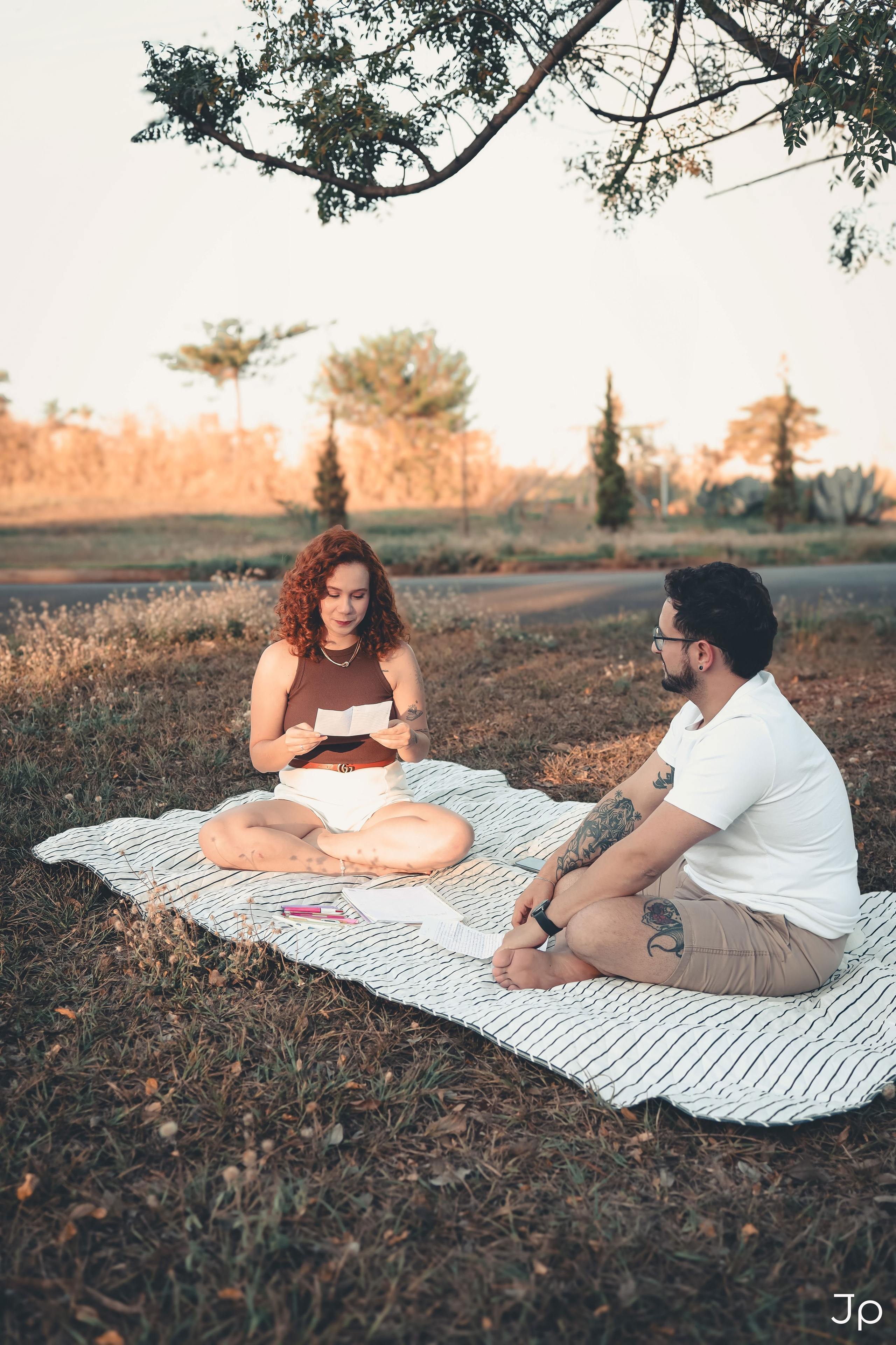 Fotografia de um casal em Bariri lendo juntos.
