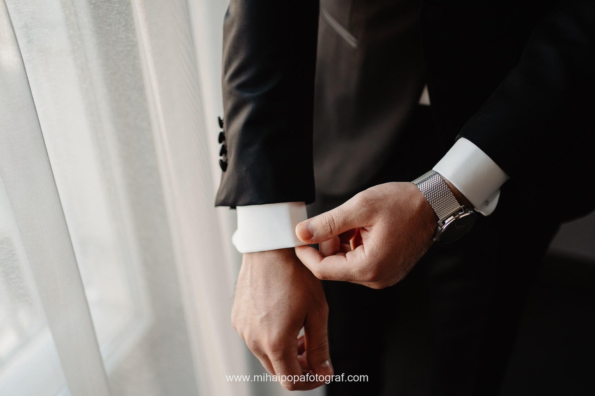 Moment emoționant între miri în ziua nunții, surprins într-un cadru natural și romantic, la Daimon Events. Fotografie de nuntă profesională, editată artistic pentru a evidenția emoția și eleganța evenimentului.