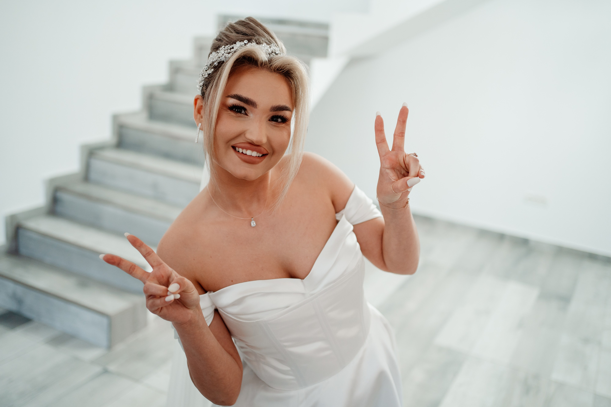 Moment emoționant între miri în ziua nunții, surprins într-un cadru natural și romantic, la Bolintin-Vale. Fotografie de nuntă profesională, editată artistic pentru a evidenția emoția și eleganța evenimentului.